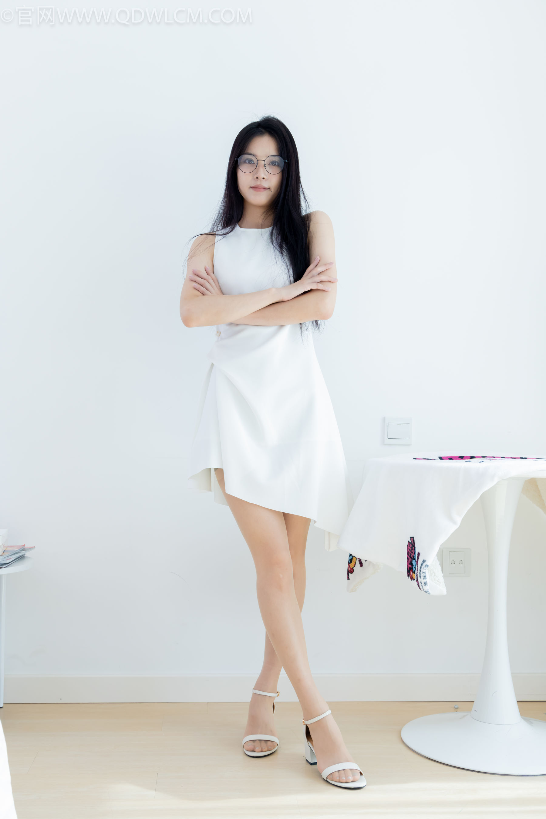 物恋传媒 No.2320 茯苓 - 凉鞋、薄肉丝、裸足、皮筋绑脚以及挠脚心剧情/(159P)