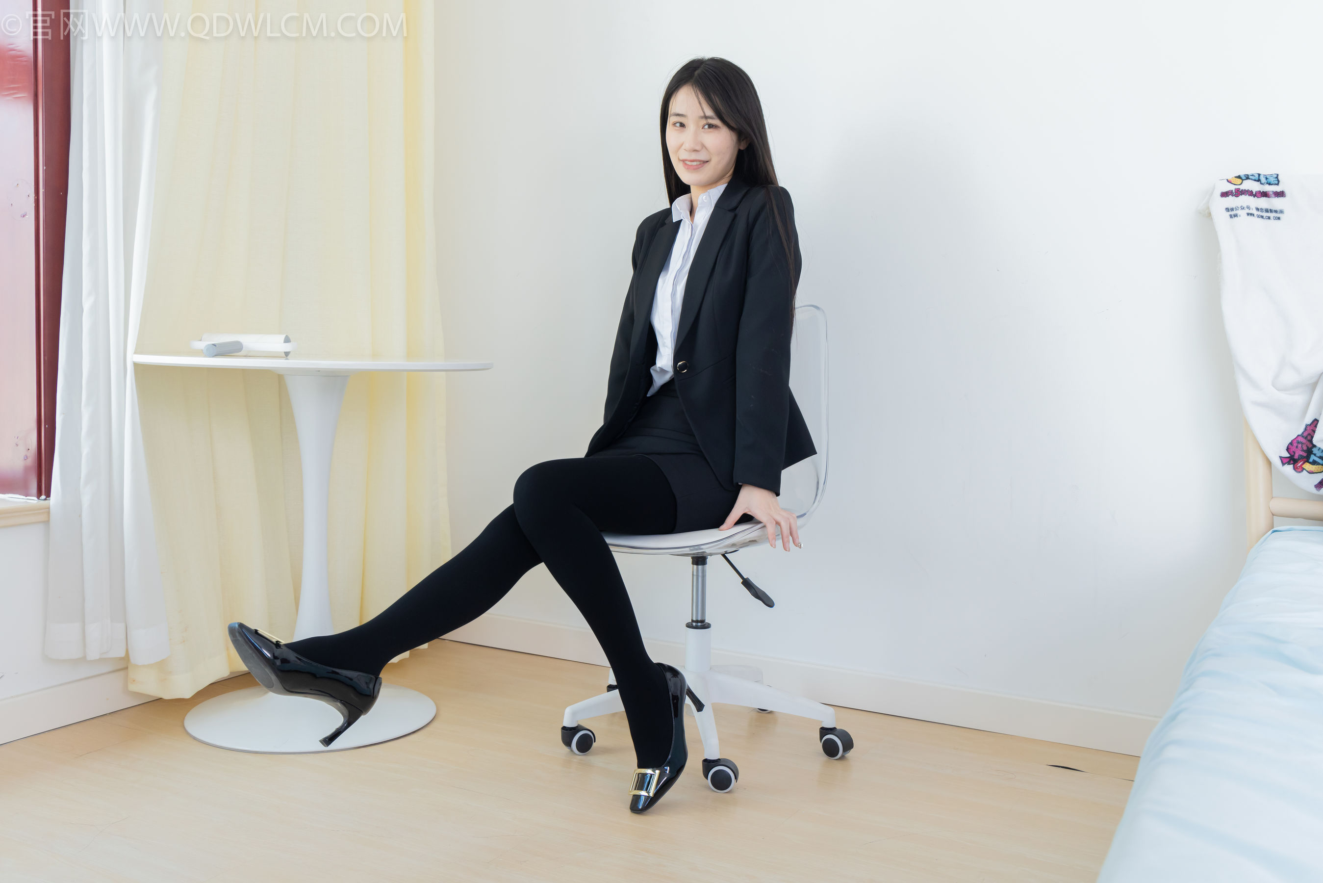 物恋传媒 No.2318 菜菜 - OL制服、高跟鞋、三双厚黑丝叠穿、袜腰展示/(177P)