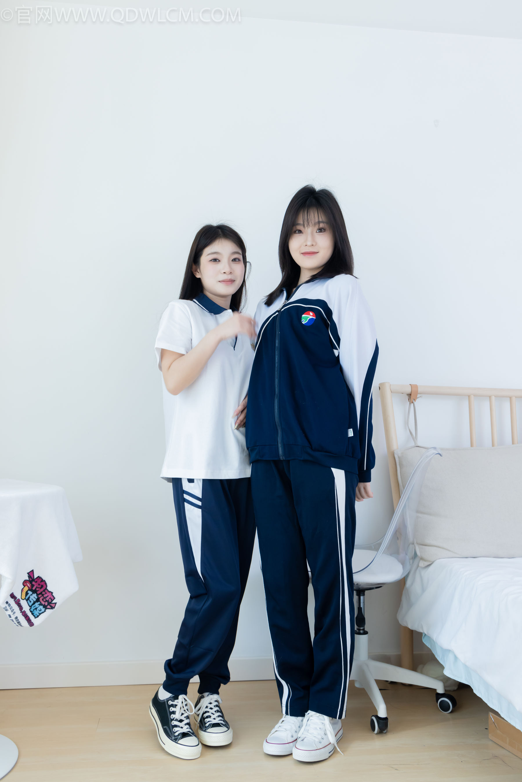 物恋传媒 No.2322 闪闪&青柠 - 帆布鞋、白棉袜、青柠薄肉丝、闪闪薄白丝/(168P)