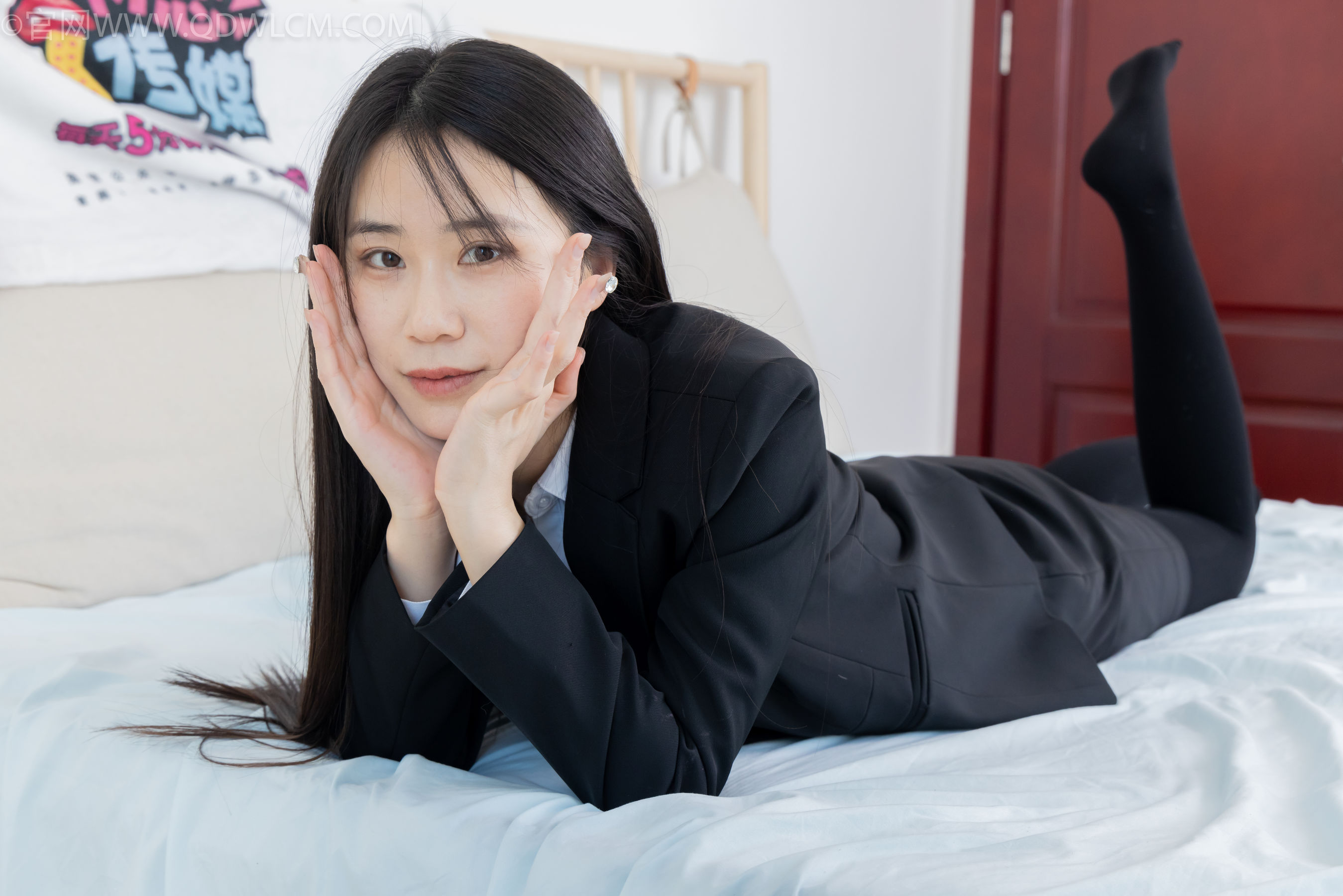 物恋传媒 No.2318 菜菜 - OL制服、高跟鞋、三双厚黑丝叠穿、袜腰展示/(177P)