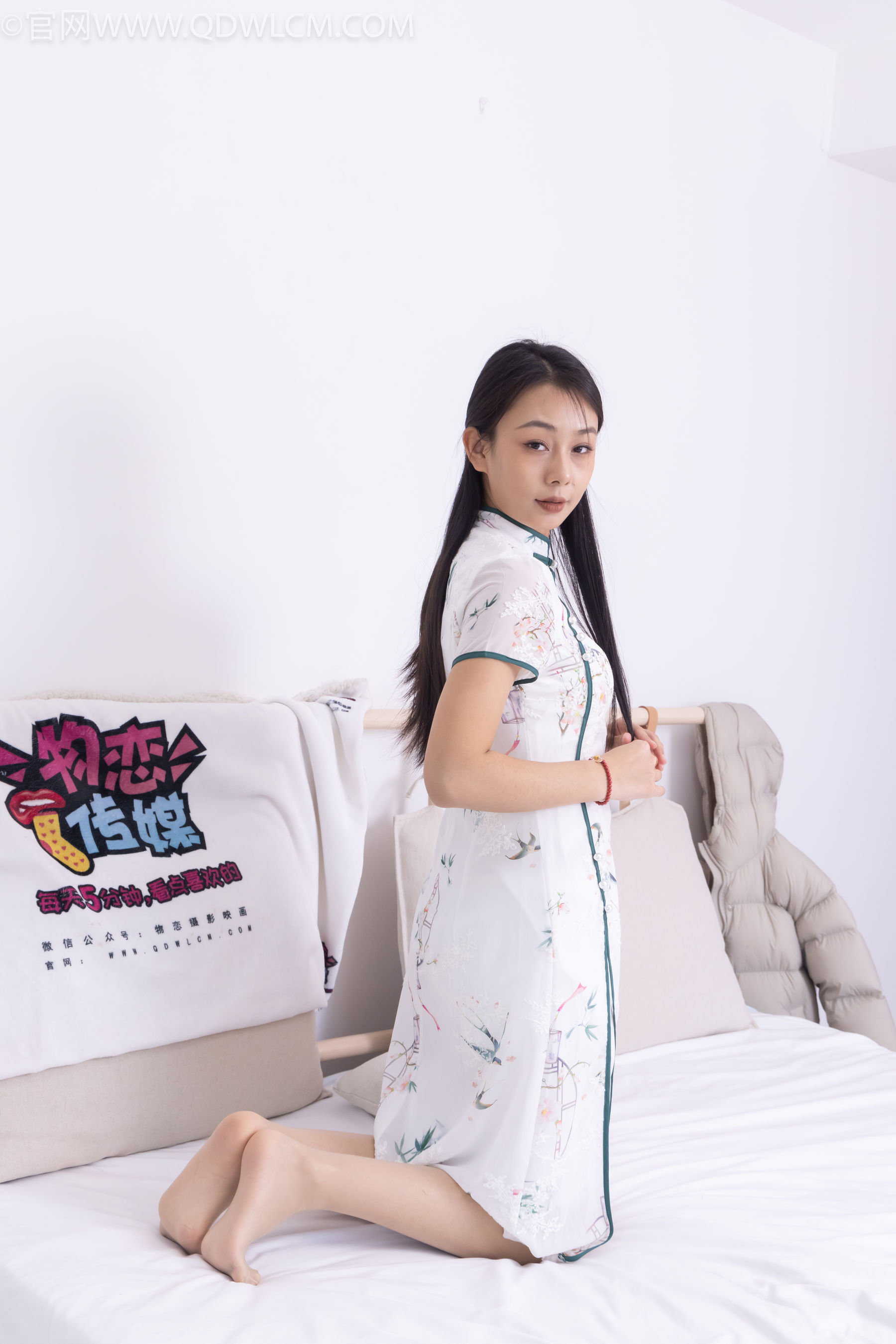 物恋传媒 No.2321 岚岚 - 高跟凉鞋、薄肉丝、抹婴儿油以及踩香蕉剧情/(160P)