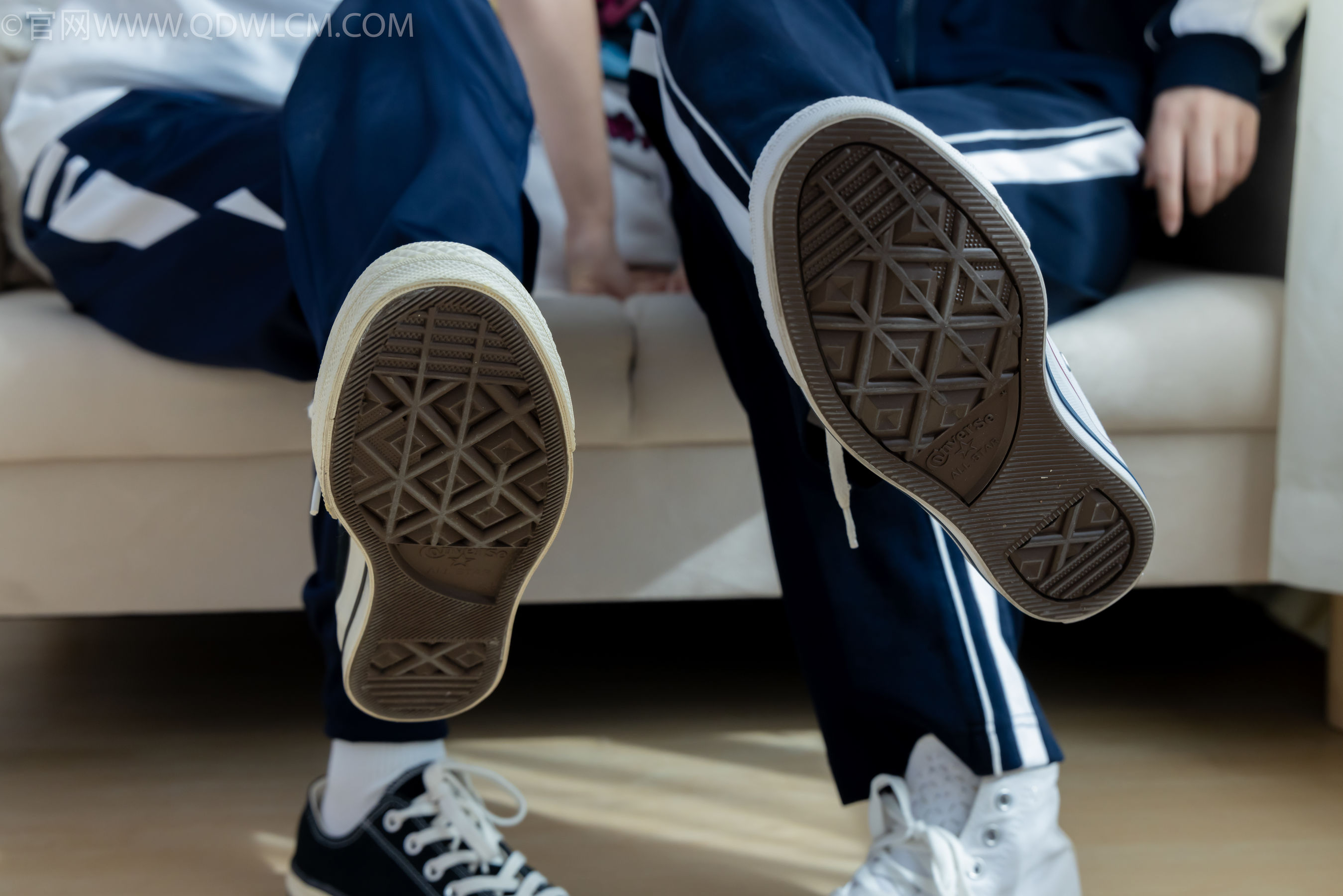 物恋传媒 No.2322 闪闪&青柠 - 帆布鞋、白棉袜、青柠薄肉丝、闪闪薄白丝/(168P)