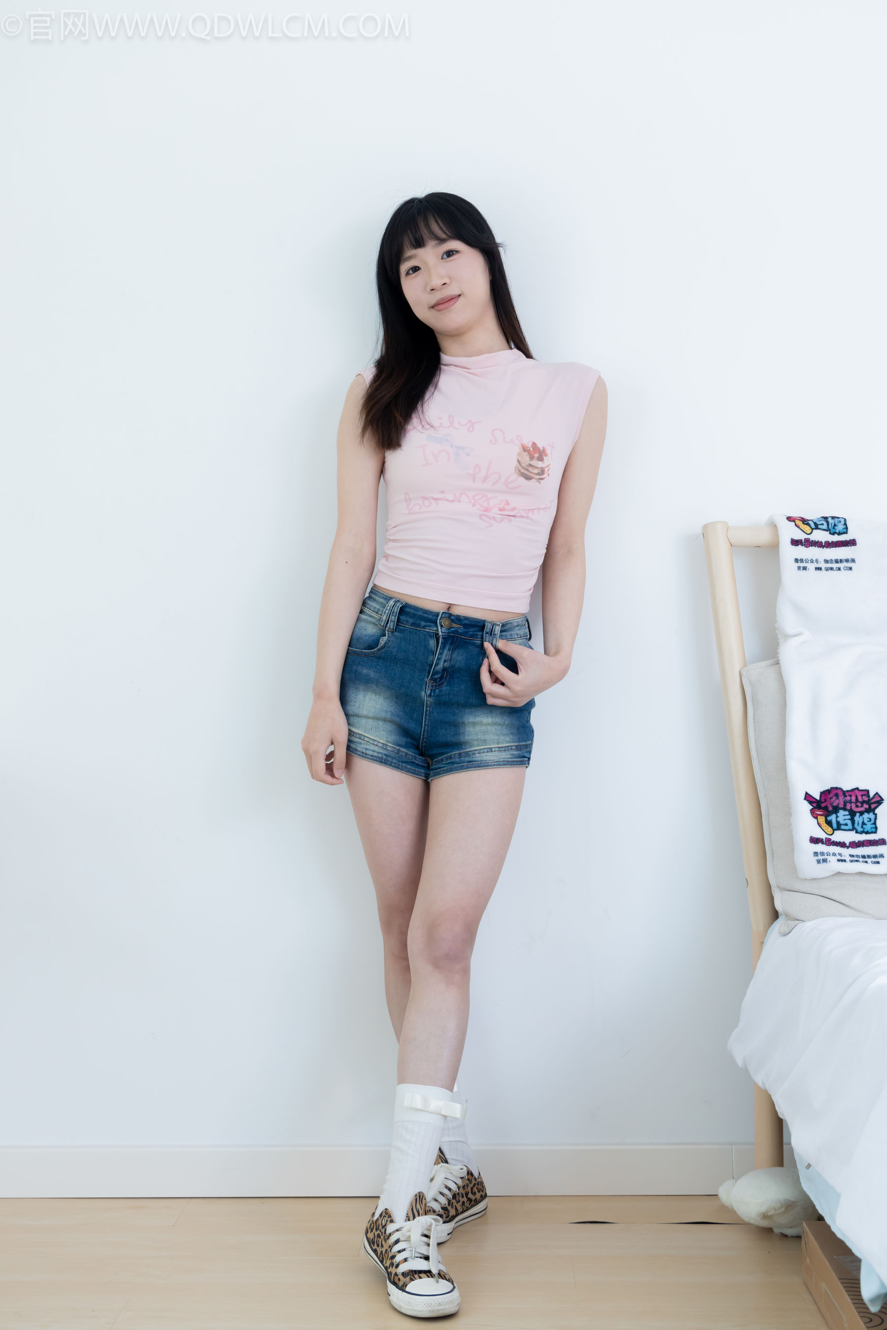 物恋传媒 No.2319 小左 - 帆布鞋、白棉袜、裸足/(155P)