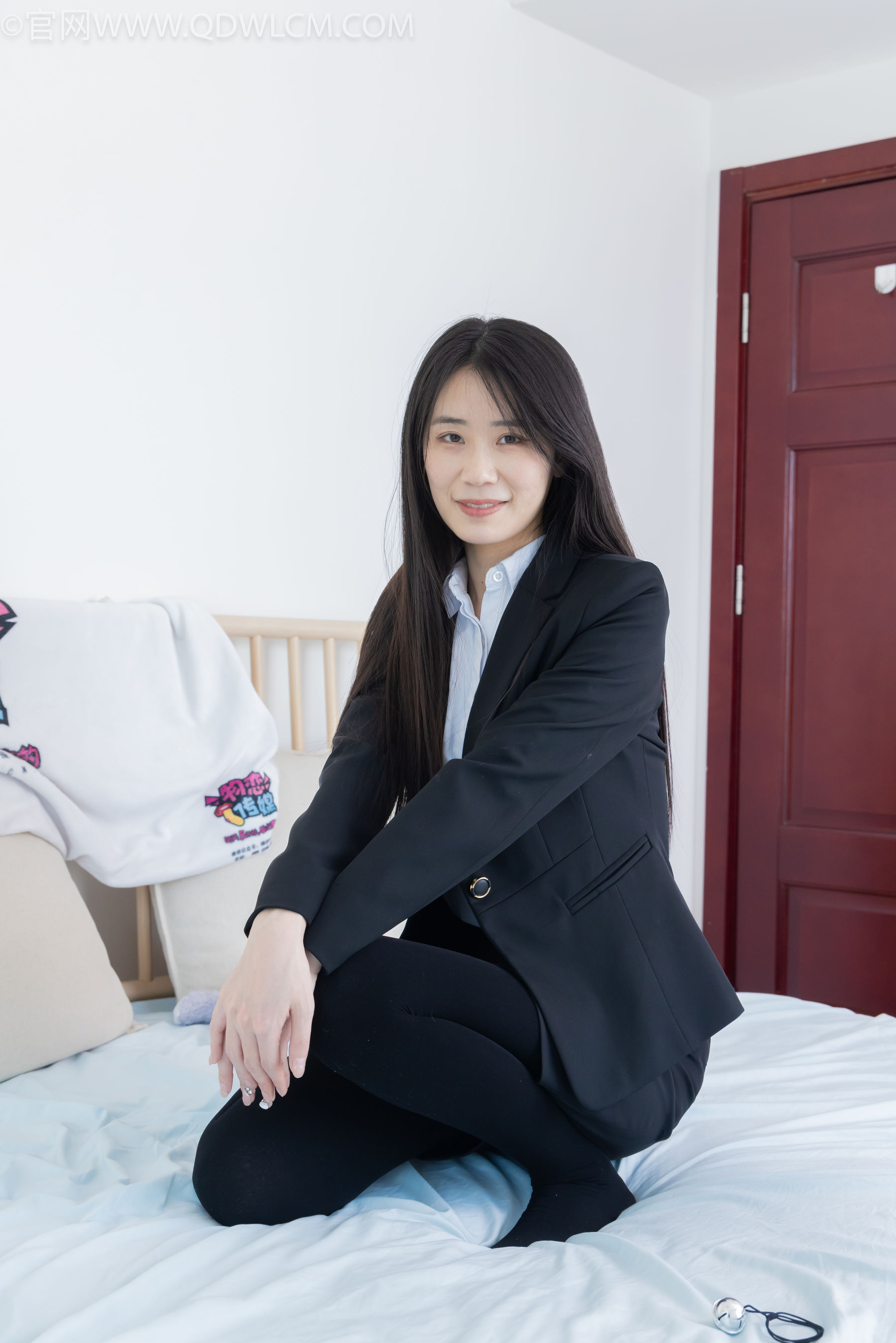 物恋传媒 No.2318 菜菜 - OL制服、高跟鞋、三双厚黑丝叠穿、袜腰展示/(177P)