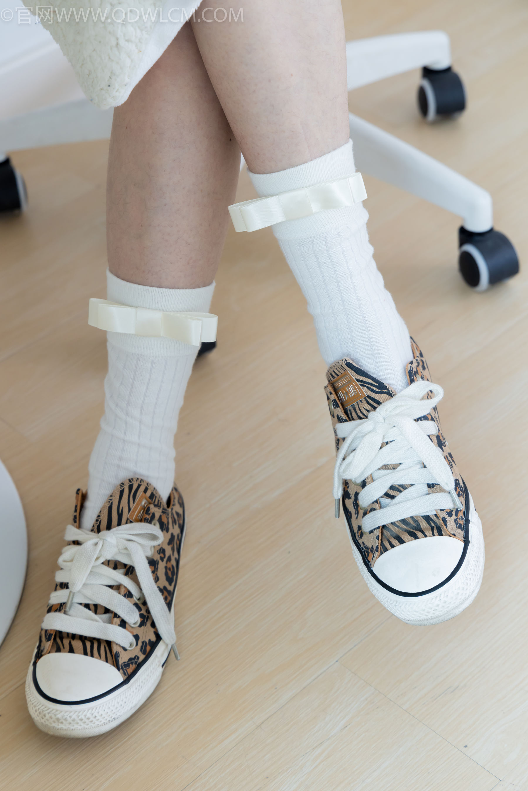 物恋传媒 No.2319 小左 - 帆布鞋、白棉袜、裸足/(155P)