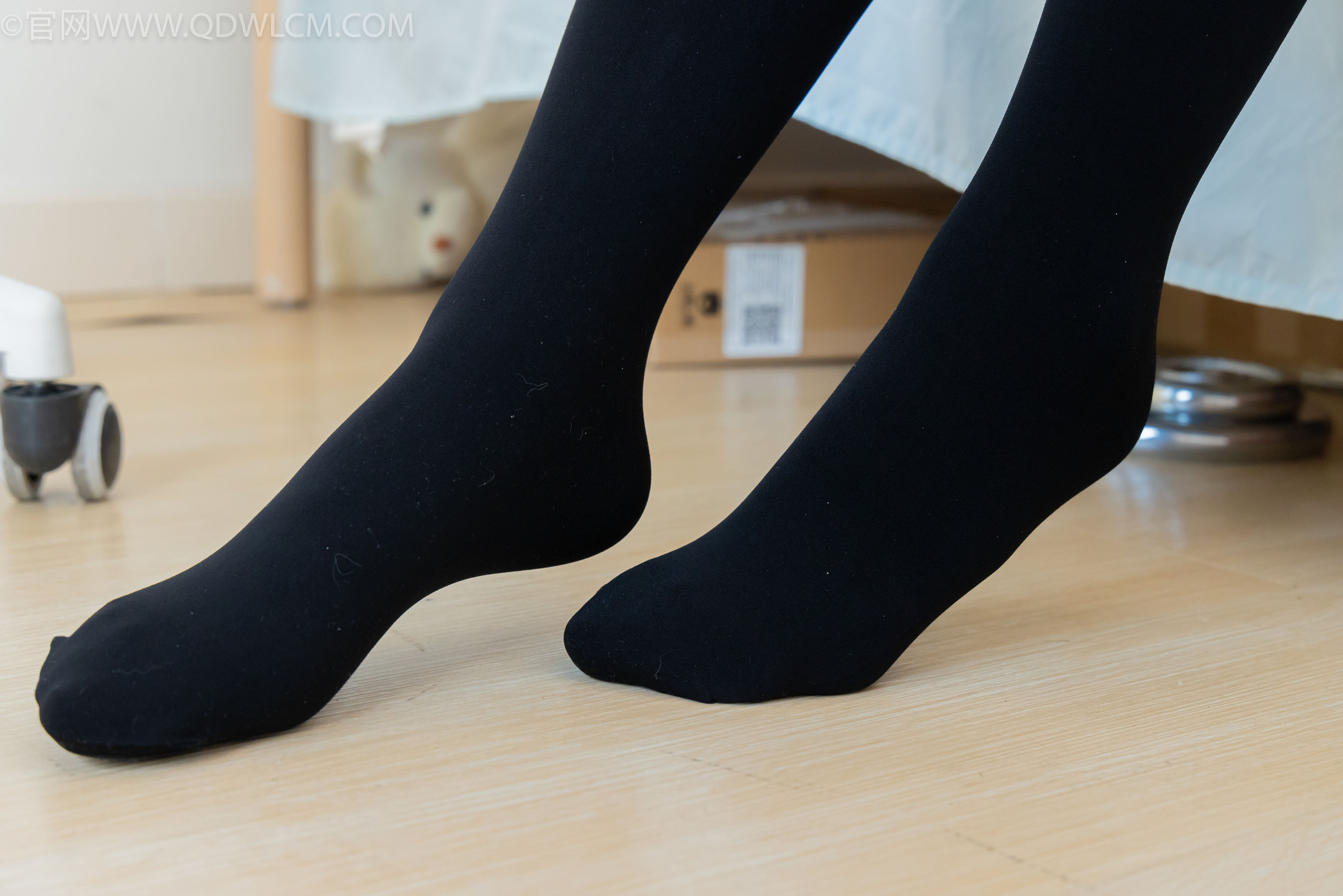 物恋传媒 No.2318 菜菜 - OL制服、高跟鞋、三双厚黑丝叠穿、袜腰展示/(177P)