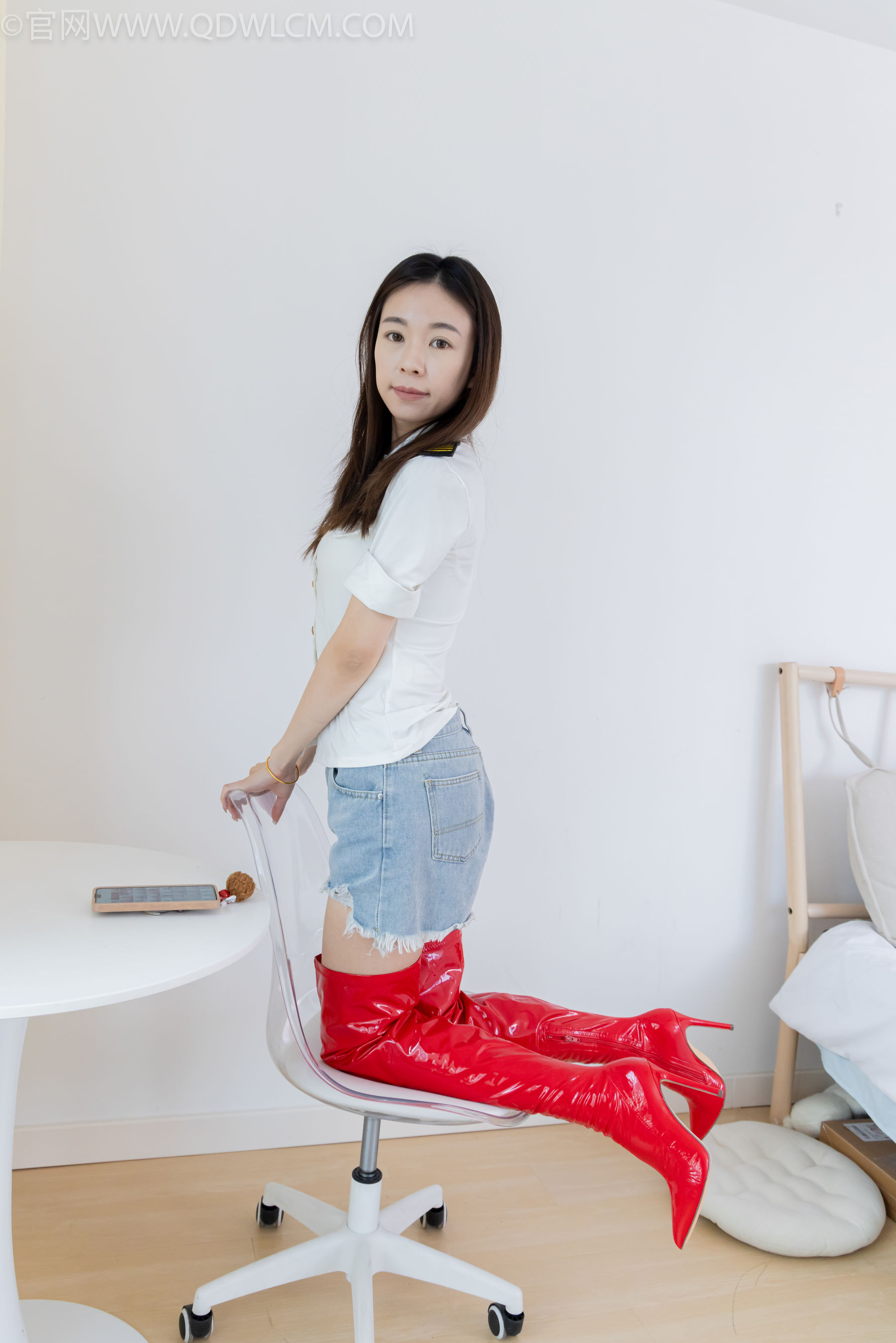 物恋传媒 No.2309 婷婷 - 高跟长靴、白棉袜、裸足/(173P)