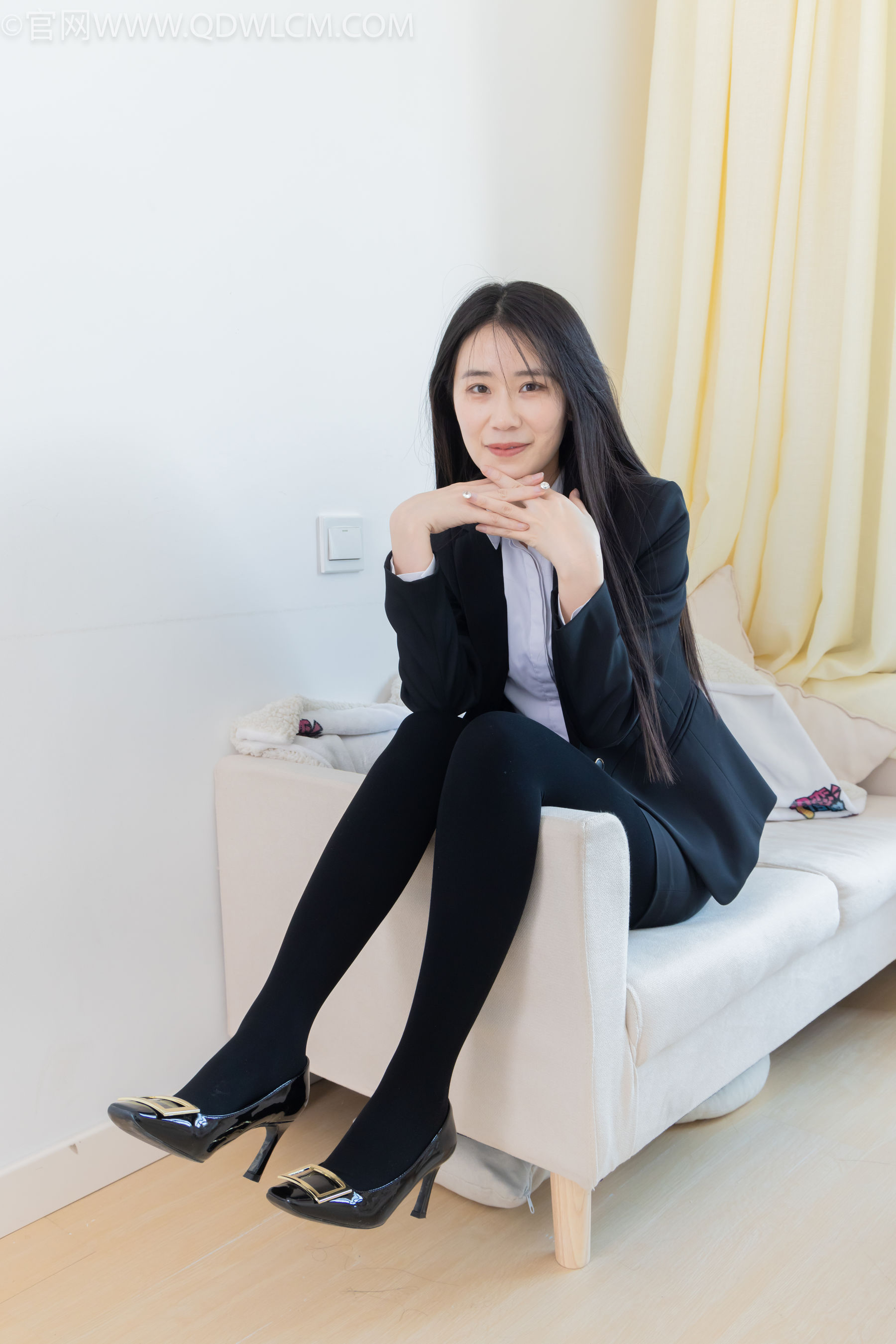 物恋传媒 No.2318 菜菜 - OL制服、高跟鞋、三双厚黑丝叠穿、袜腰展示/(177P)