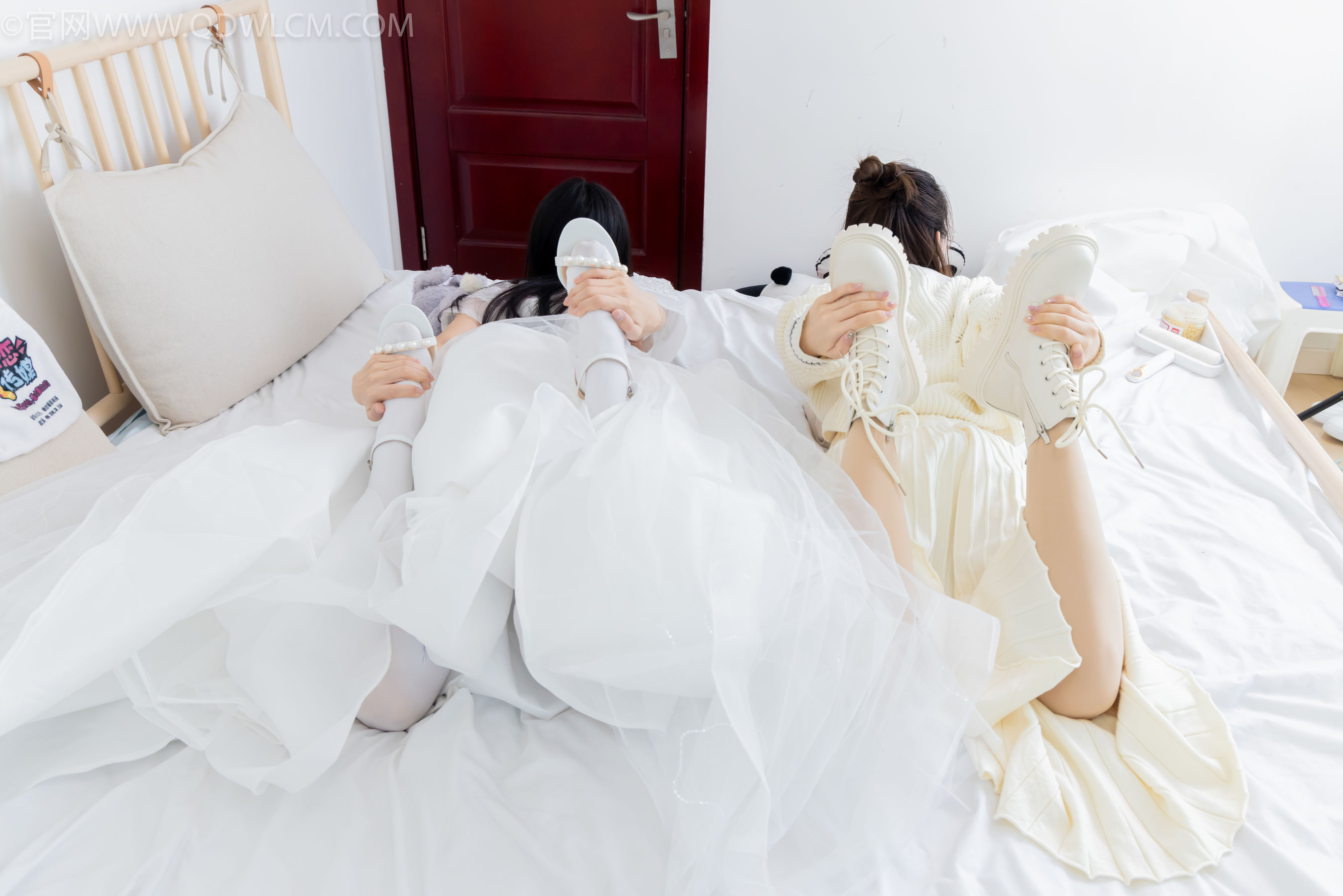 物恋传媒 No.2308 茯苓&欢欢 - 高跟鞋、马丁靴、厚白丝、厚肉丝、瑜伽动作、婚纱/(154P)