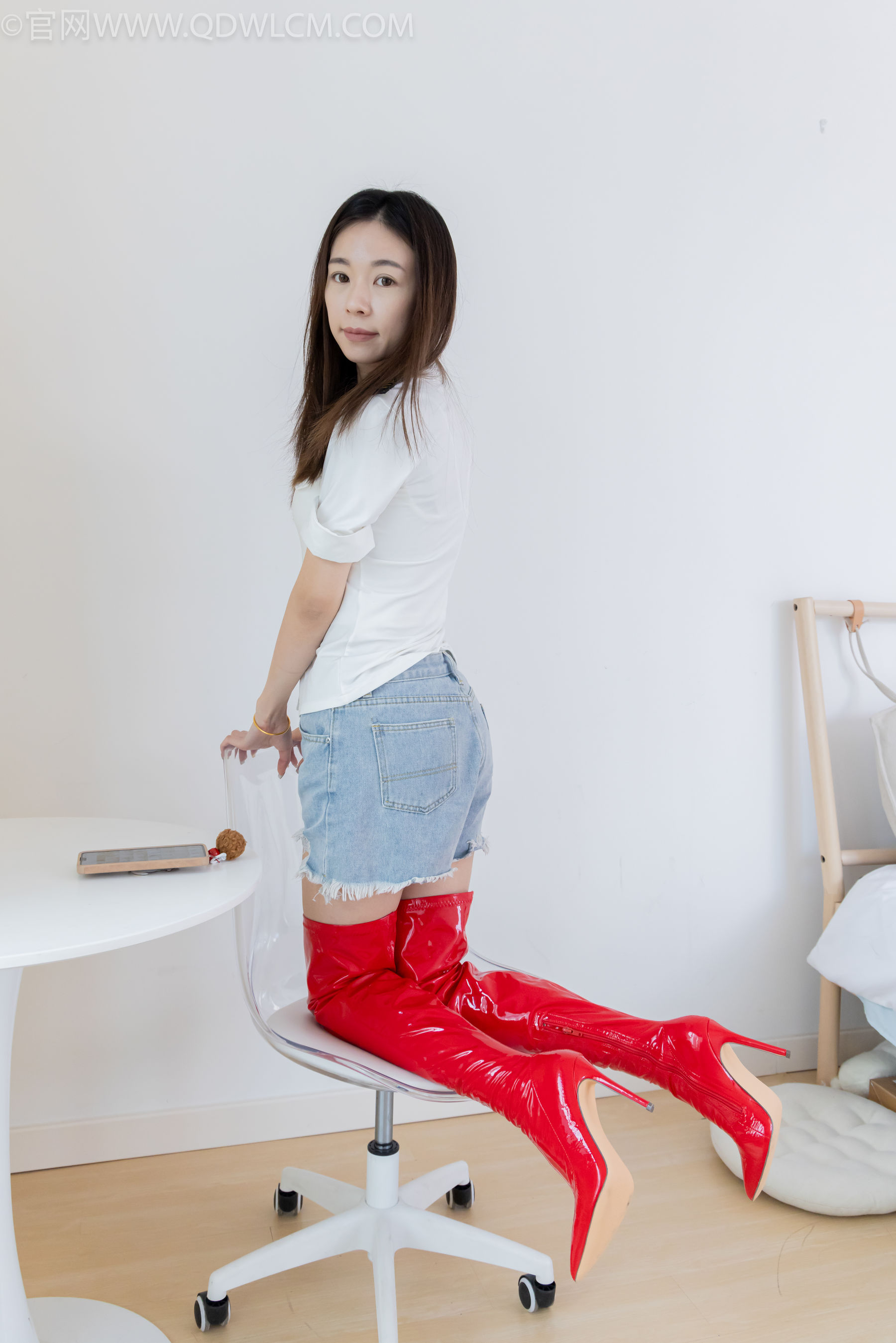 物恋传媒 No.2309 婷婷 - 高跟长靴、白棉袜、裸足/(173P)