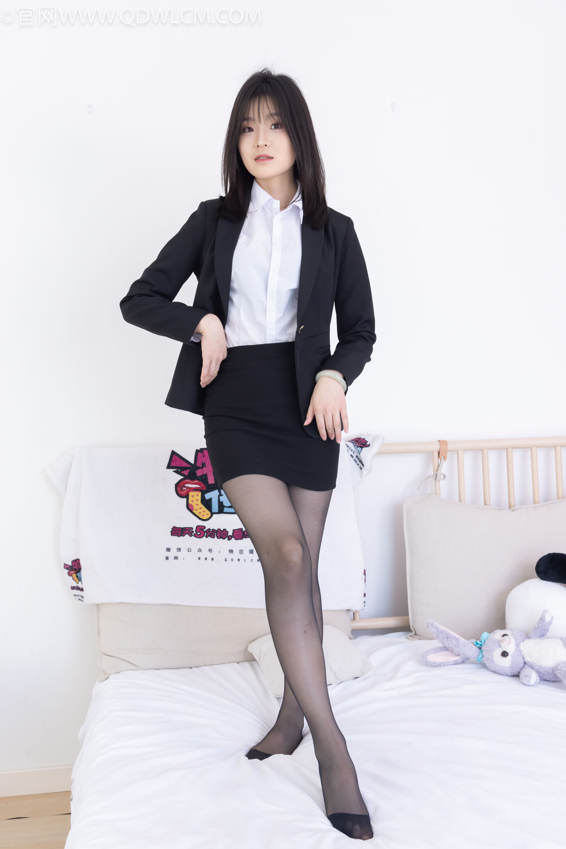 物恋传媒 No.2306 青柠 - 高跟长靴、薄黑丝、ol制服/(260P)