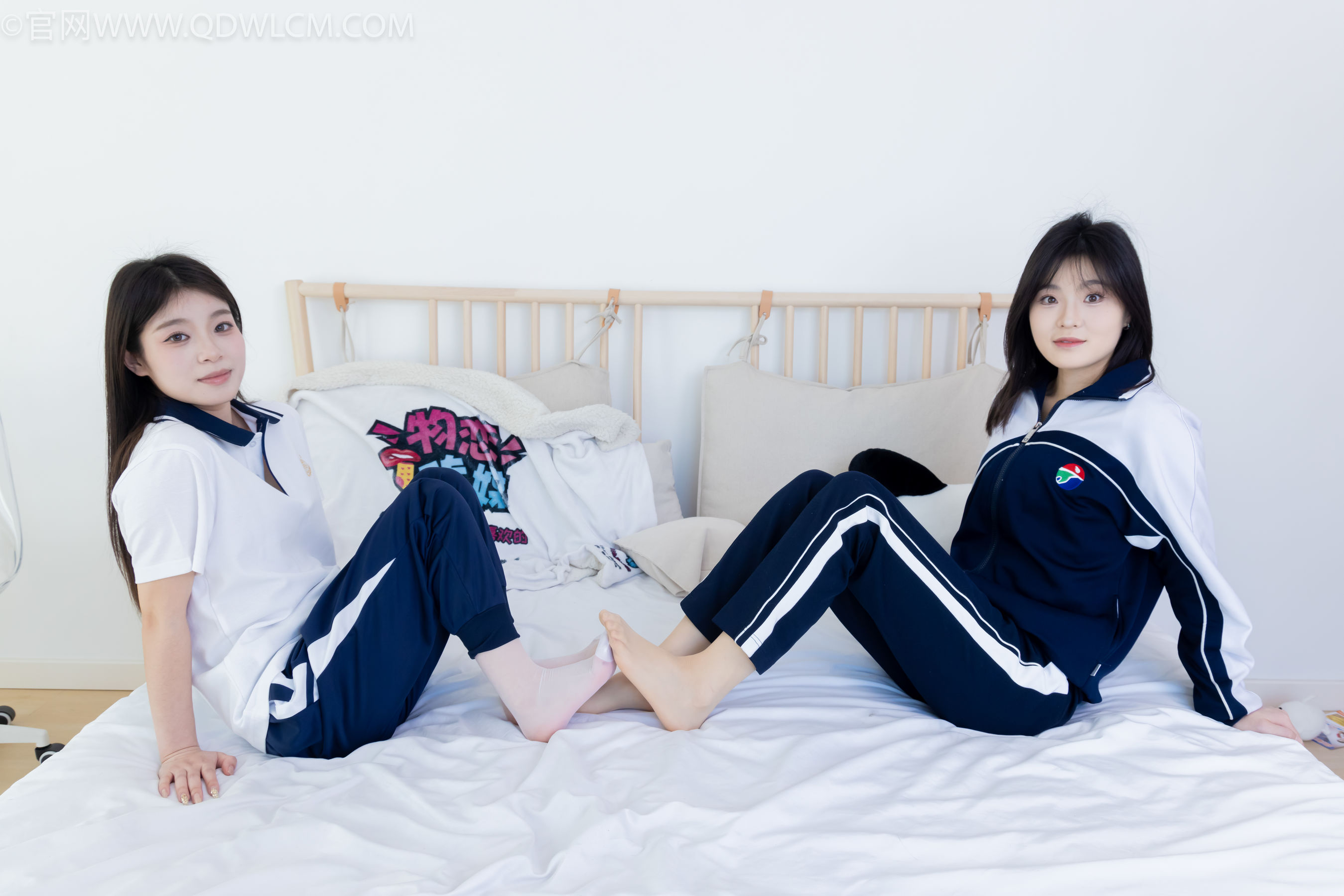 物恋传媒 No.2322 闪闪&青柠 - 帆布鞋、白棉袜、青柠薄肉丝、闪闪薄白丝/(168P)