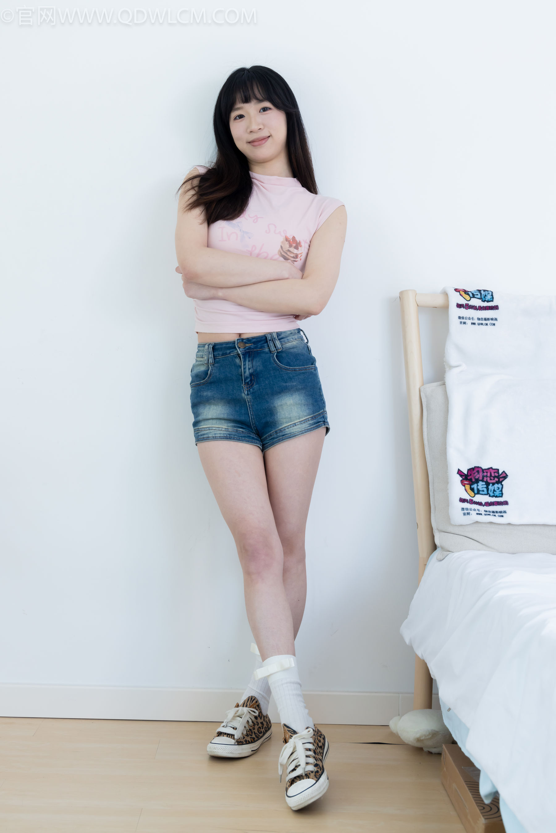 物恋传媒 No.2319 小左 - 帆布鞋、白棉袜、裸足/(155P)