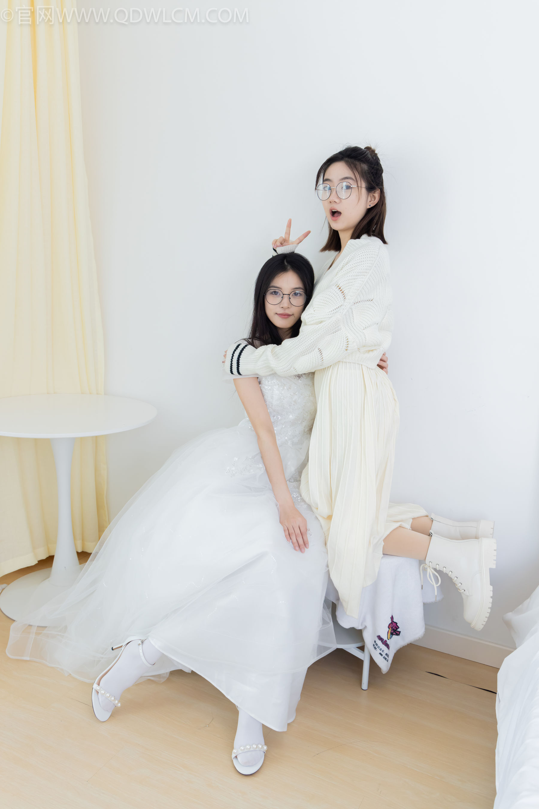 物恋传媒 No.2308 茯苓&欢欢 - 高跟鞋、马丁靴、厚白丝、厚肉丝、瑜伽动作、婚纱/(154P)