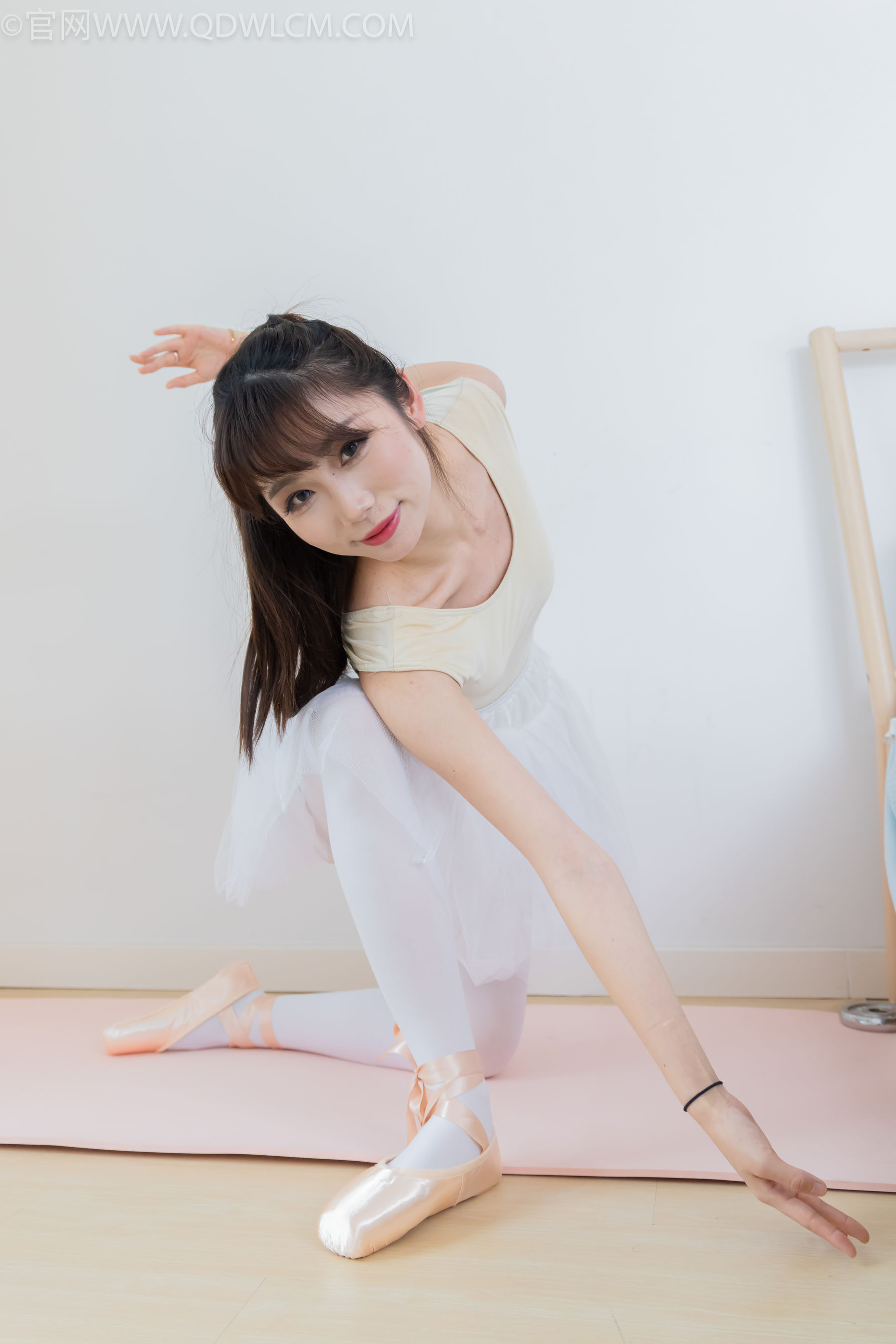 物恋传媒 No.2307 泡泡 - 芭蕾鞋、厚白丝、芭蕾动作、皮筋绑脚剧情/(166P)