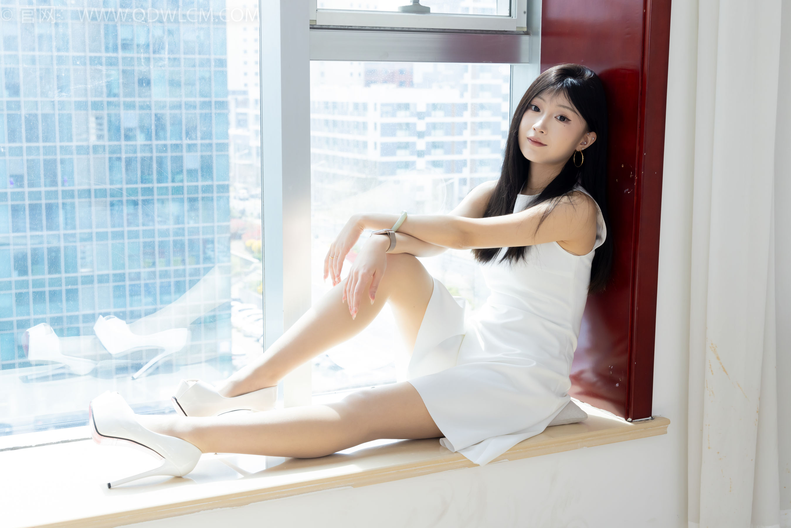 物恋传媒 No.2311 嘟嘟 - 高跟鞋、薄肉丝、气垫梳老头乐挠脚剧情/(170P)