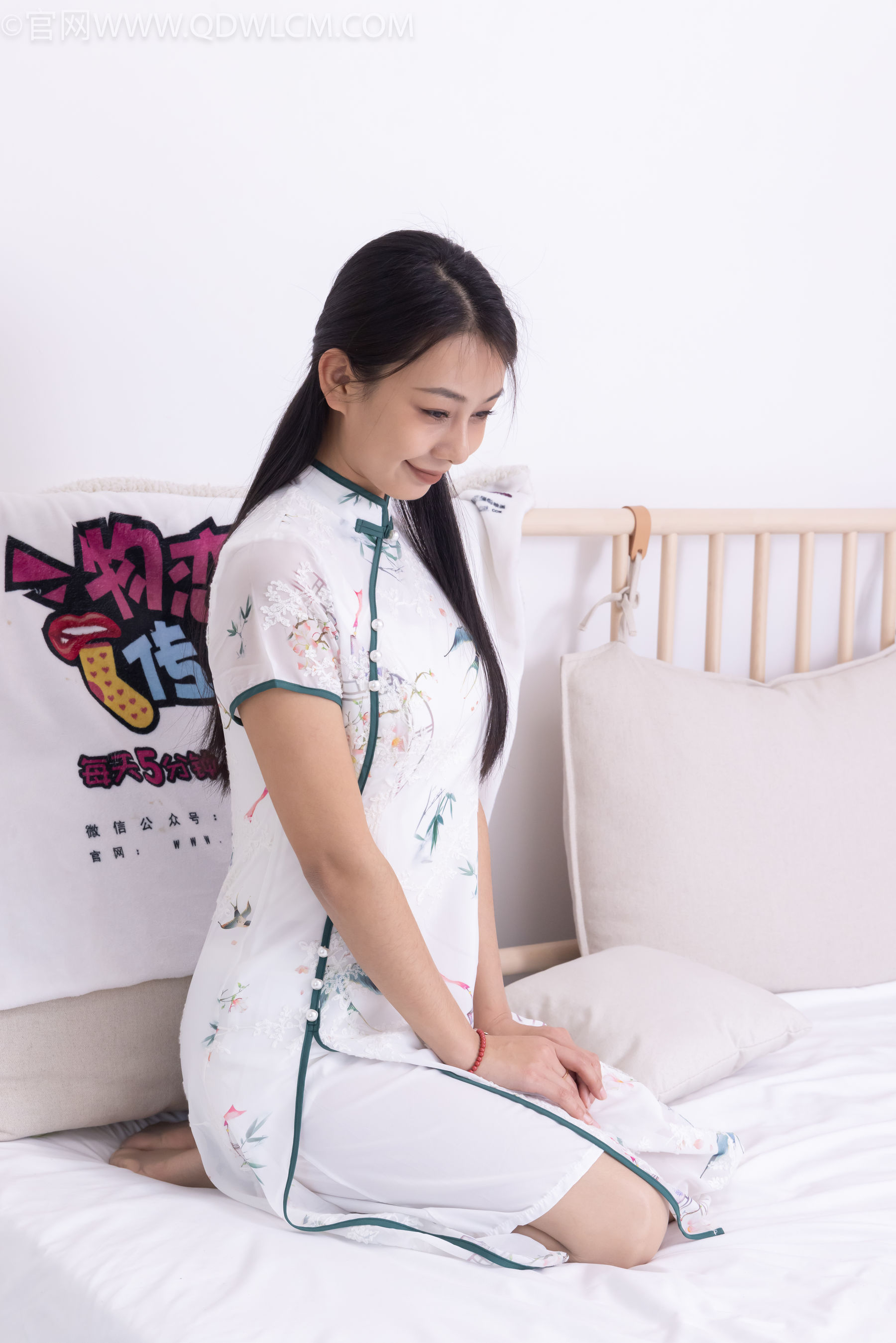 物恋传媒 No.2321 岚岚 - 高跟凉鞋、薄肉丝、抹婴儿油以及踩香蕉剧情/(160P)