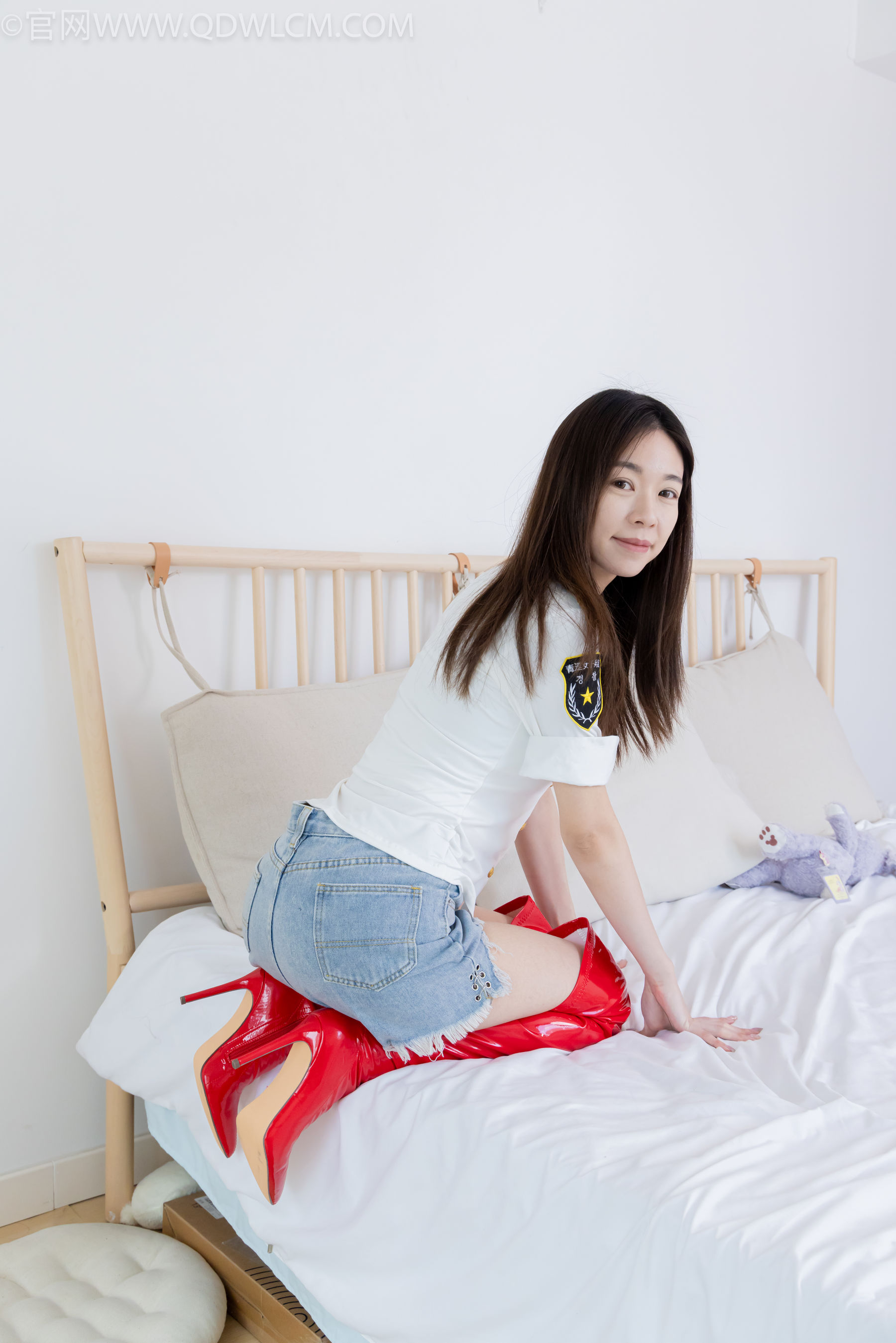 物恋传媒 No.2309 婷婷 - 高跟长靴、白棉袜、裸足/(173P)