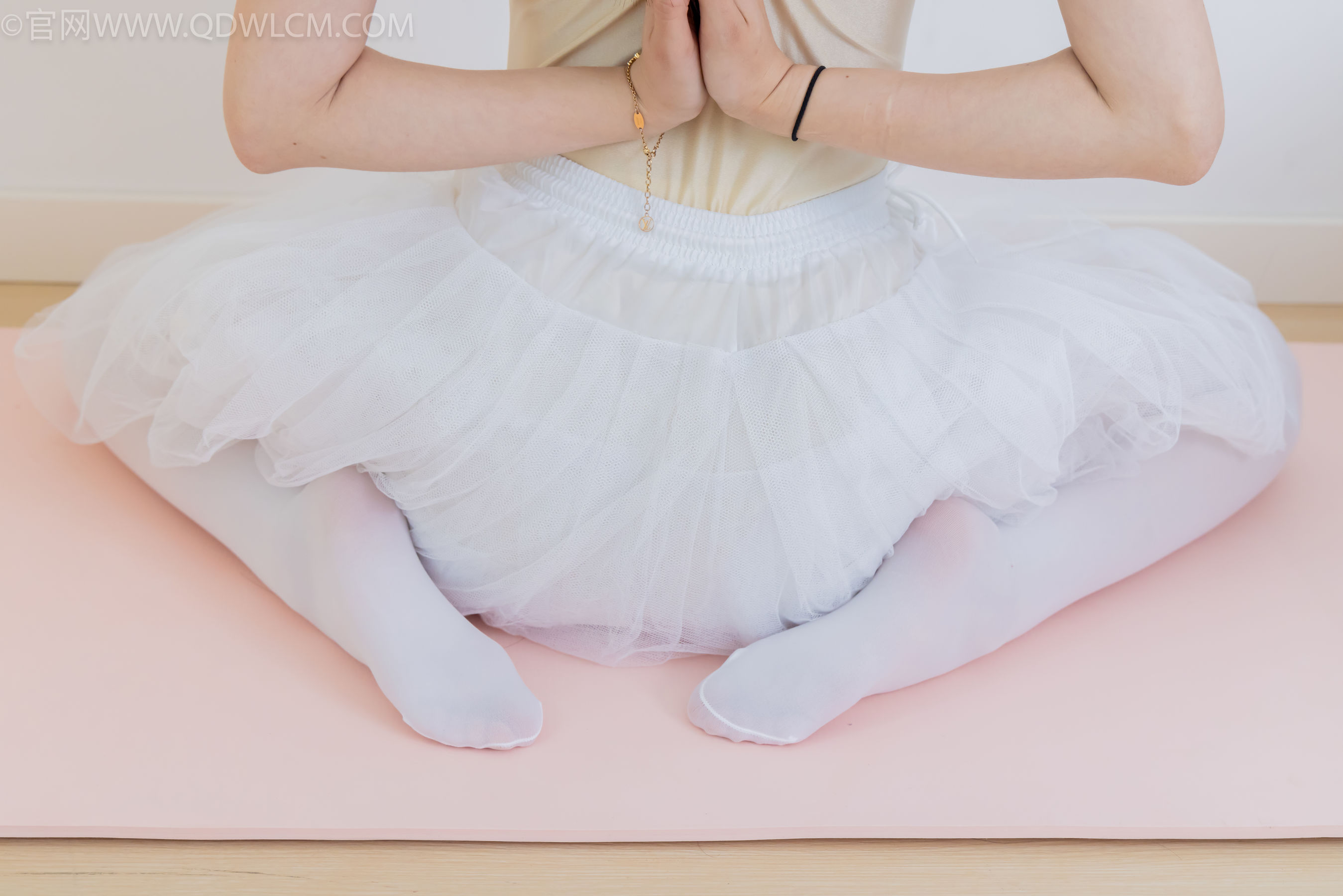 物恋传媒 No.2307 泡泡 - 芭蕾鞋、厚白丝、芭蕾动作、皮筋绑脚剧情/(166P)