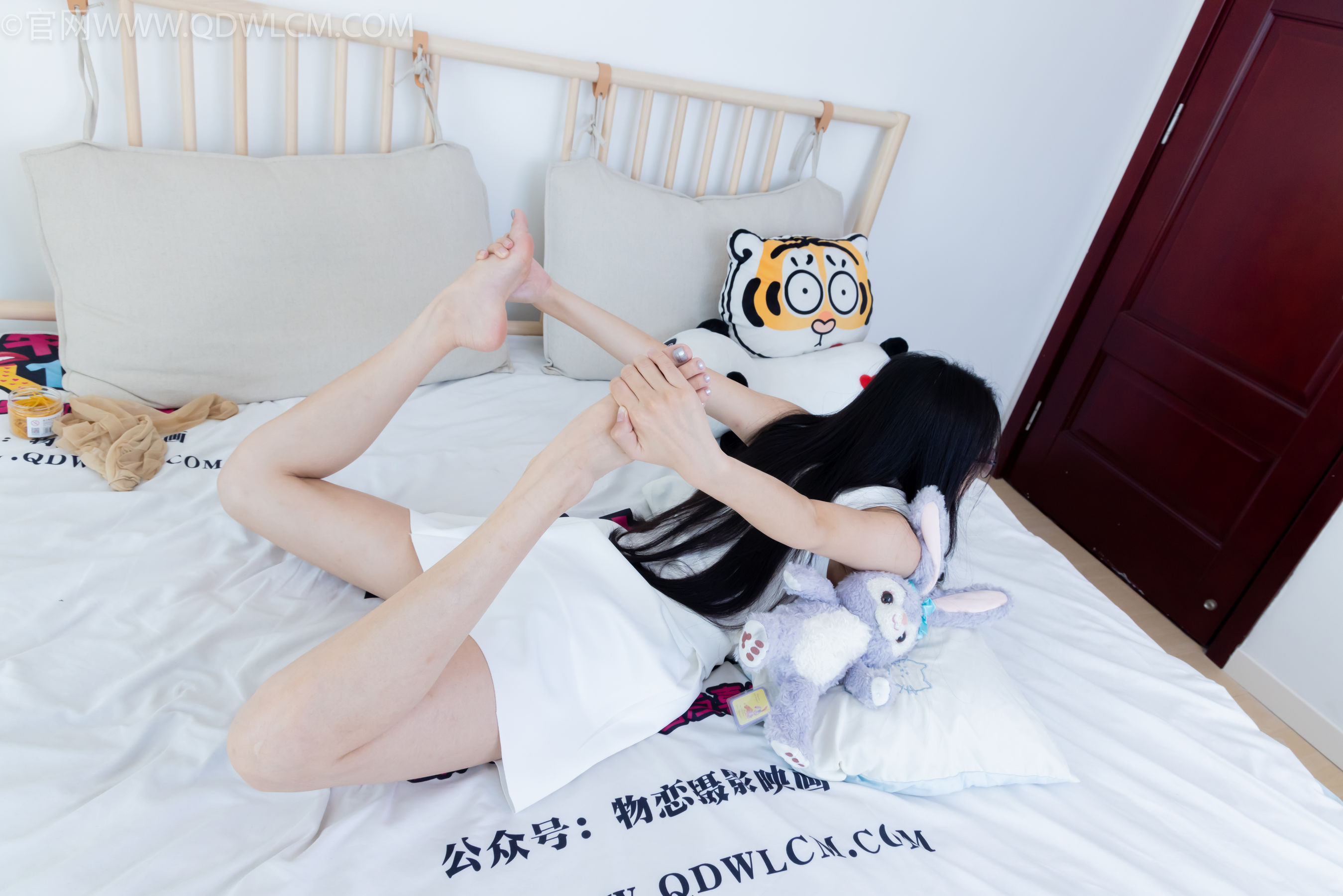 物恋传媒 No.2320 茯苓 - 凉鞋、薄肉丝、裸足、皮筋绑脚以及挠脚心剧情/(159P)