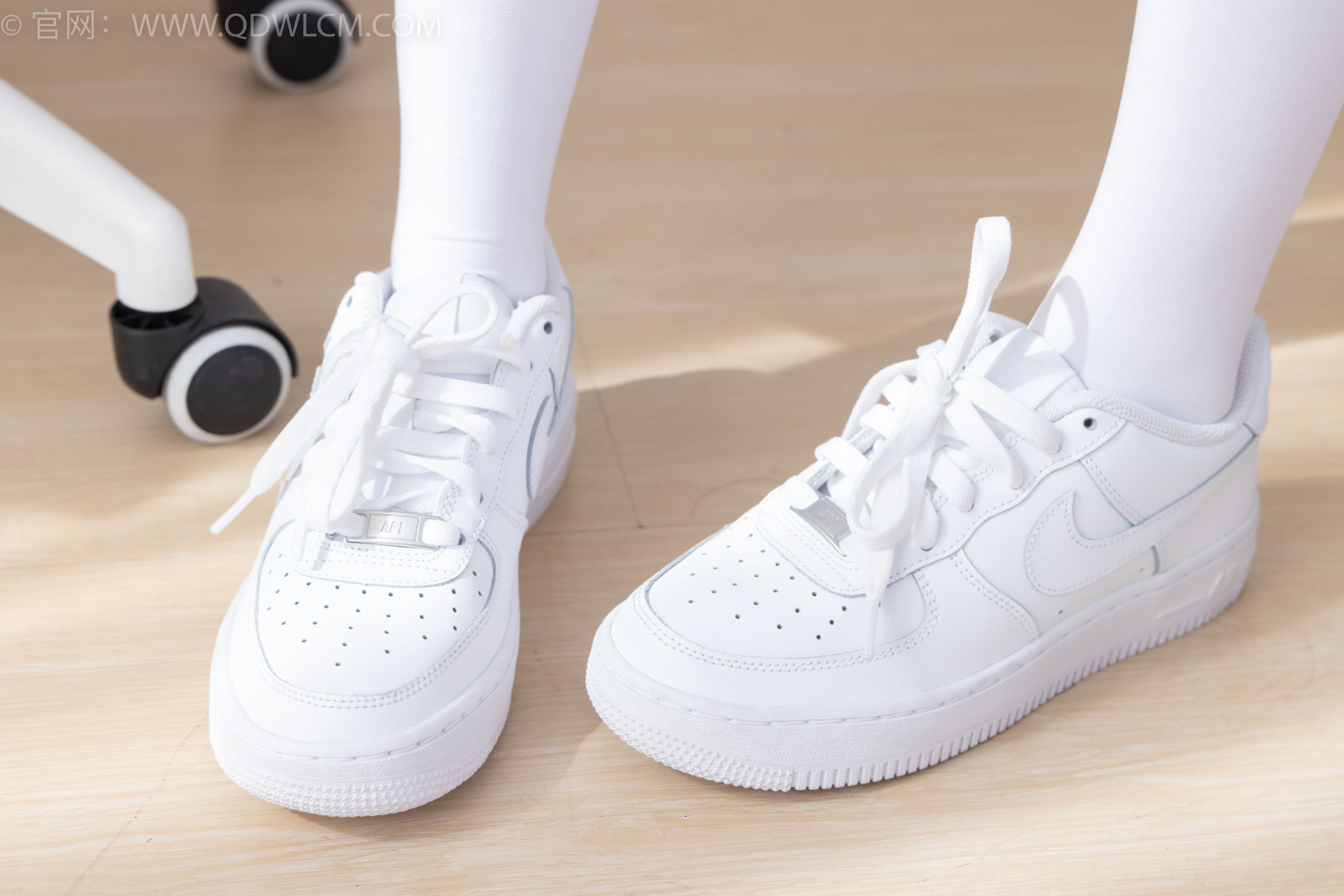 物恋传媒 No.2317 闪闪 - 板鞋、厚白丝、jk制服/(160P)