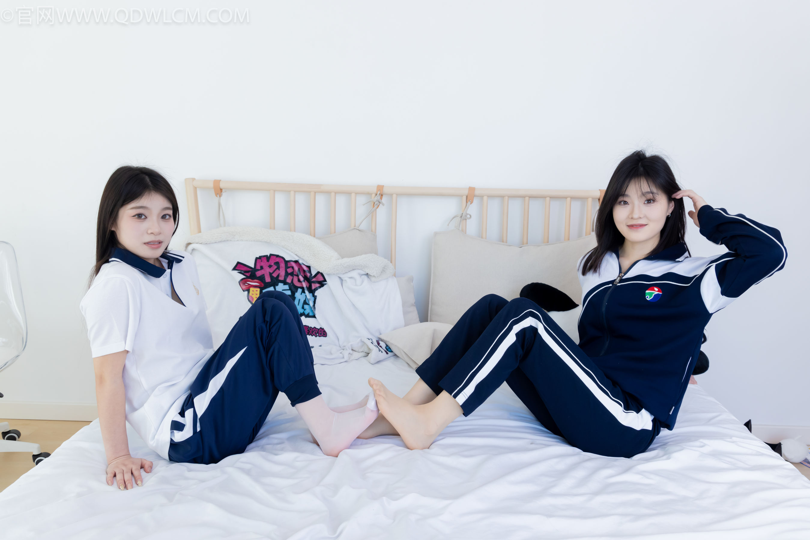 物恋传媒 No.2322 闪闪&青柠 - 帆布鞋、白棉袜、青柠薄肉丝、闪闪薄白丝/(168P)