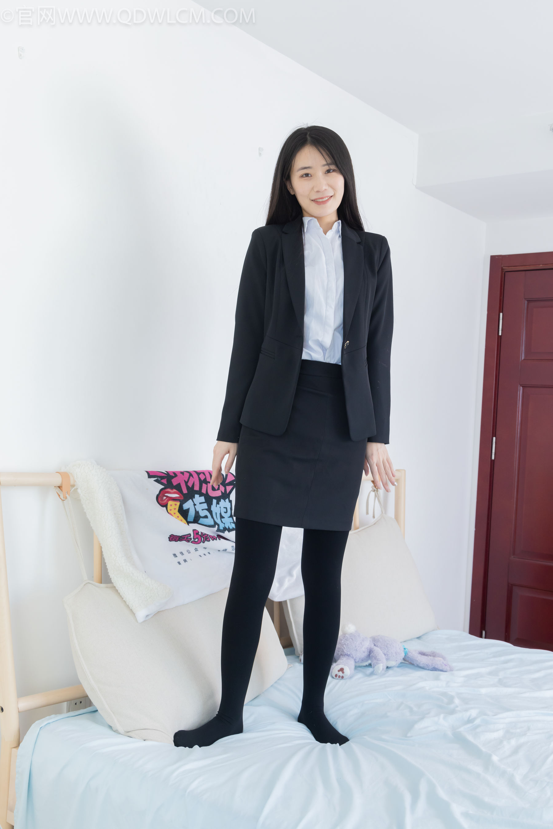 物恋传媒 No.2318 菜菜 - OL制服、高跟鞋、三双厚黑丝叠穿、袜腰展示/(177P)