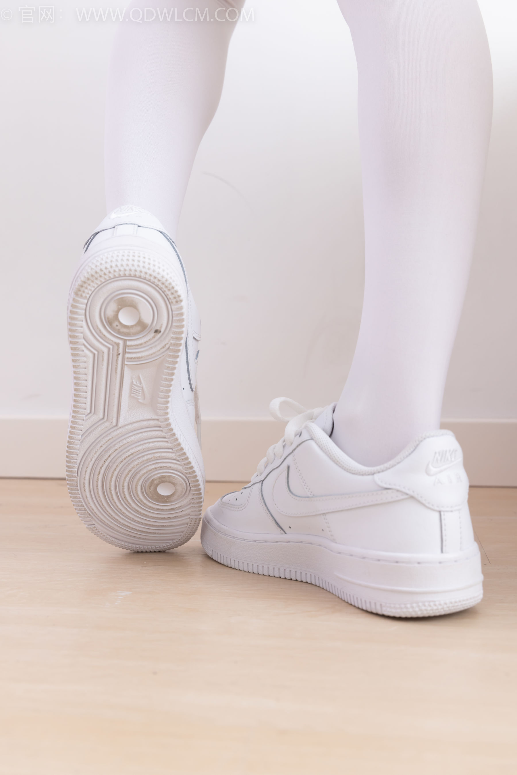 物恋传媒 No.2317 闪闪 - 板鞋、厚白丝、jk制服/(160P)