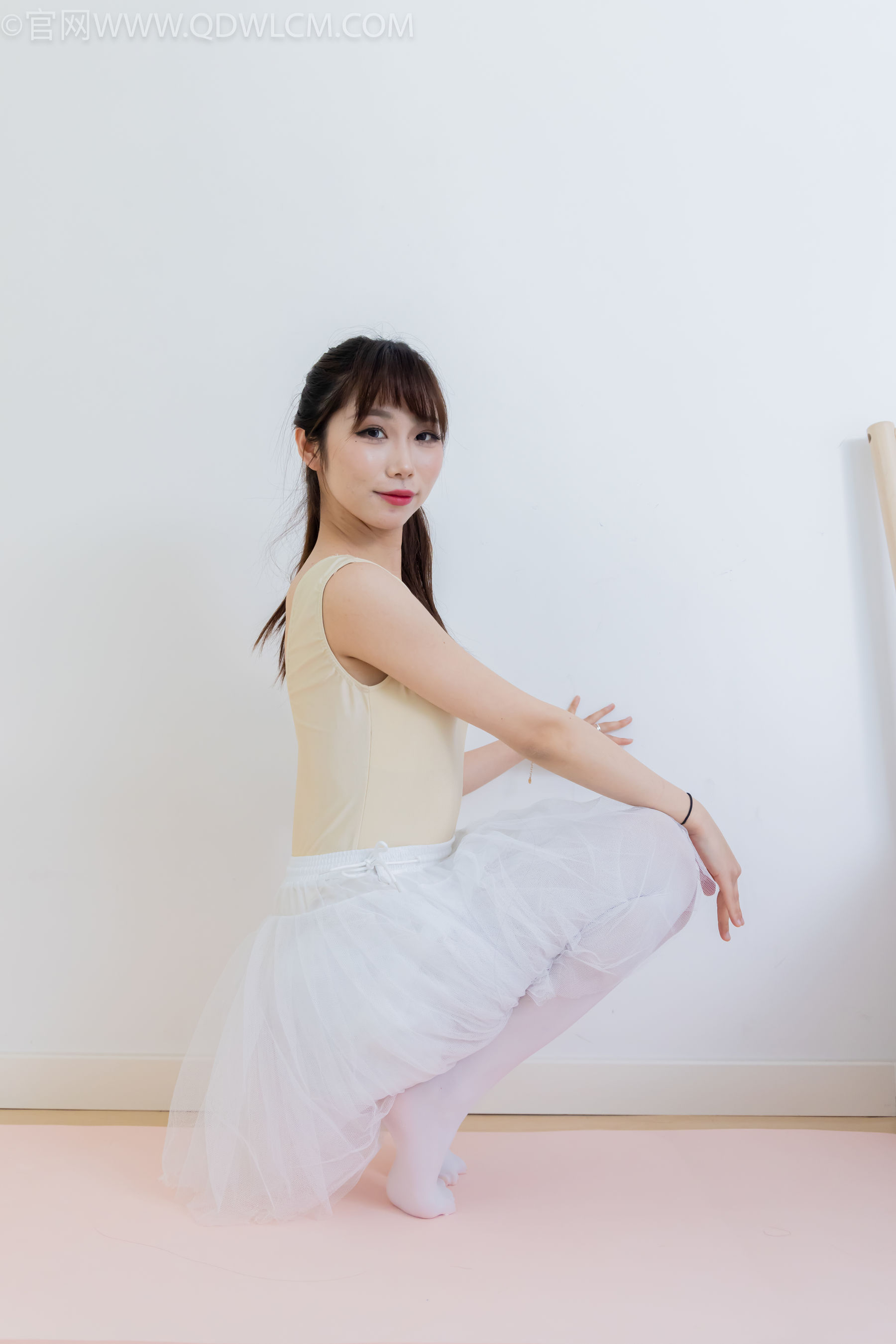 物恋传媒 No.2307 泡泡 - 芭蕾鞋、厚白丝、芭蕾动作、皮筋绑脚剧情/(166P)