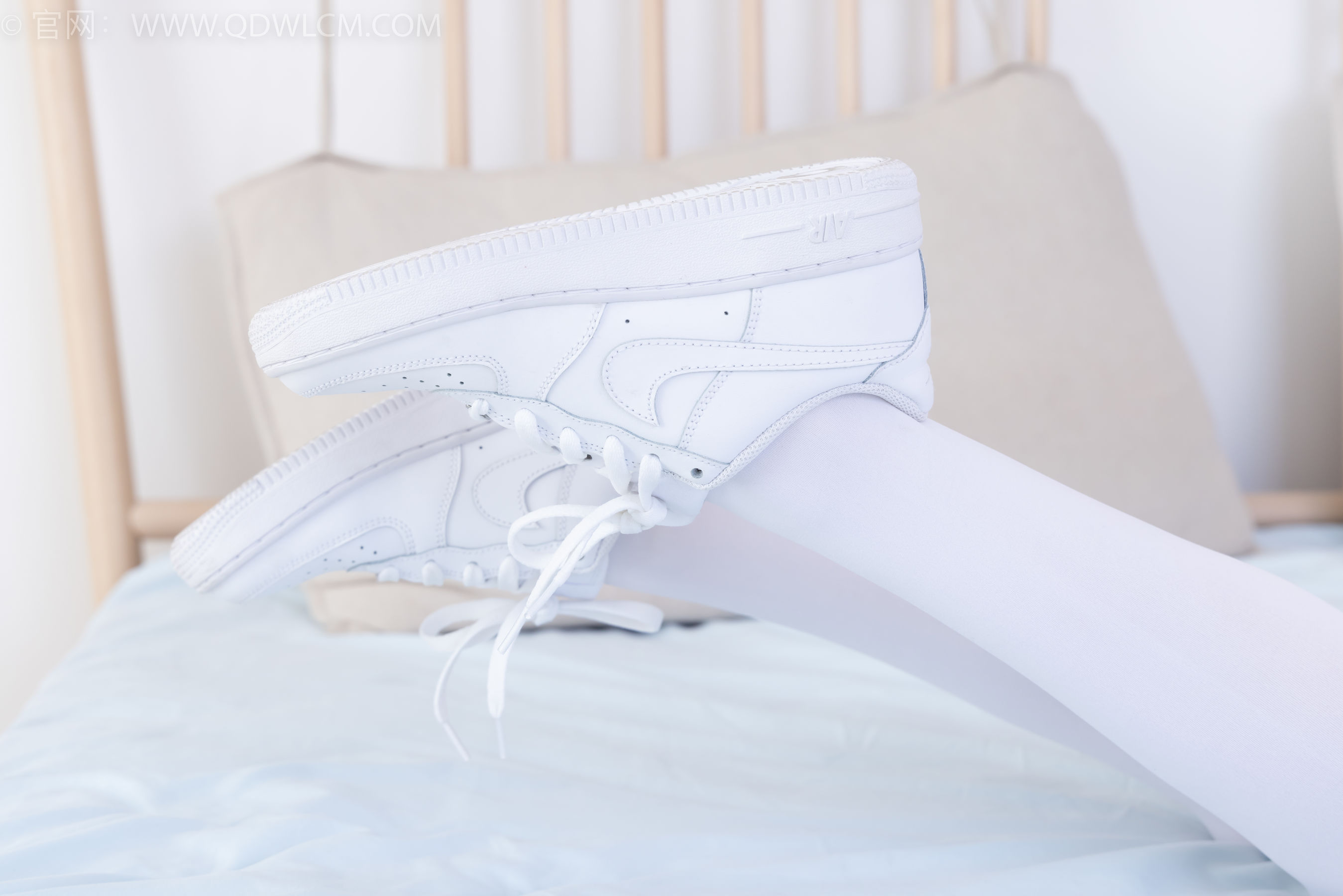 物恋传媒 No.2317 闪闪 - 板鞋、厚白丝、jk制服/(160P)