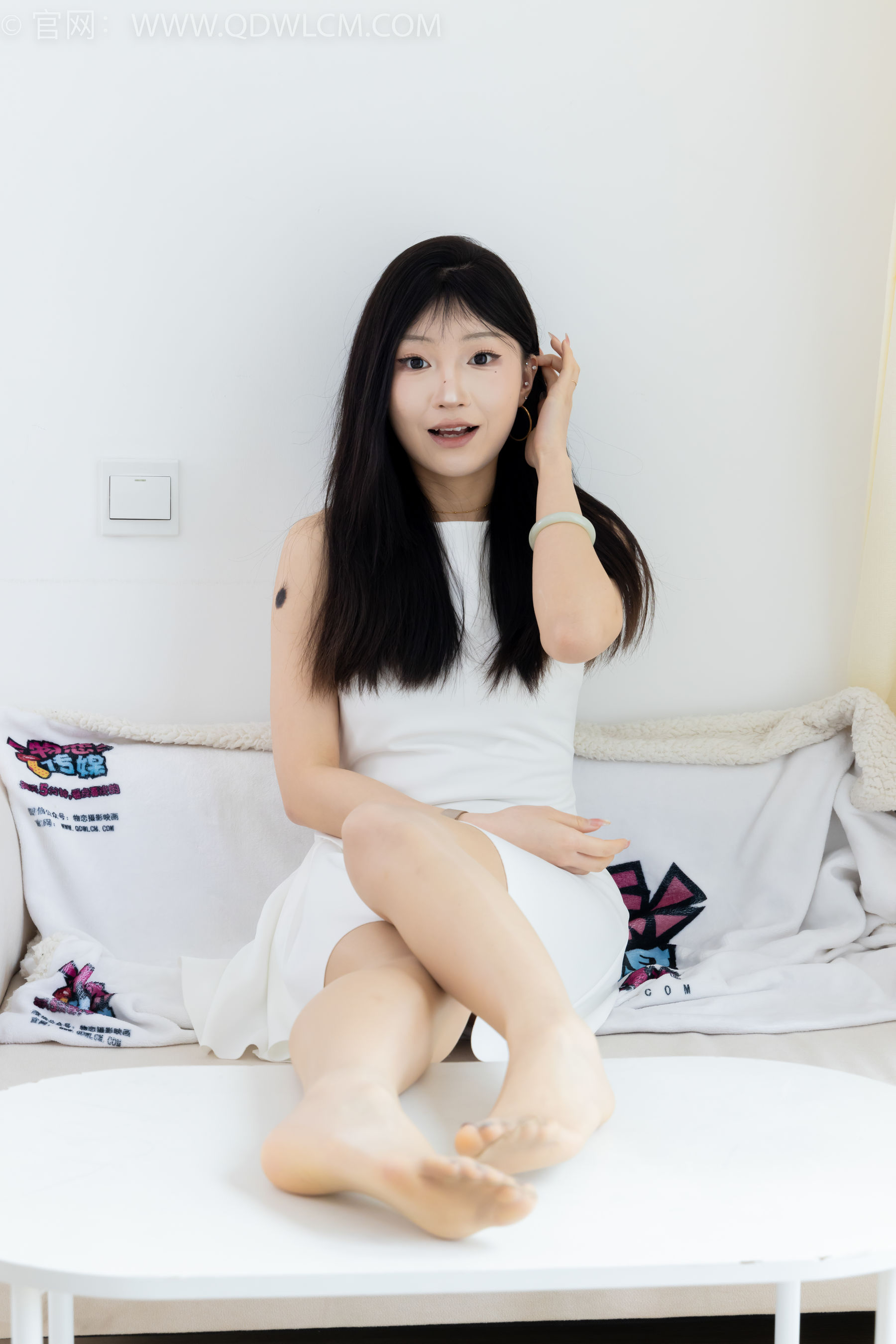 物恋传媒 No.2311 嘟嘟 - 高跟鞋、薄肉丝、气垫梳老头乐挠脚剧情/(170P)