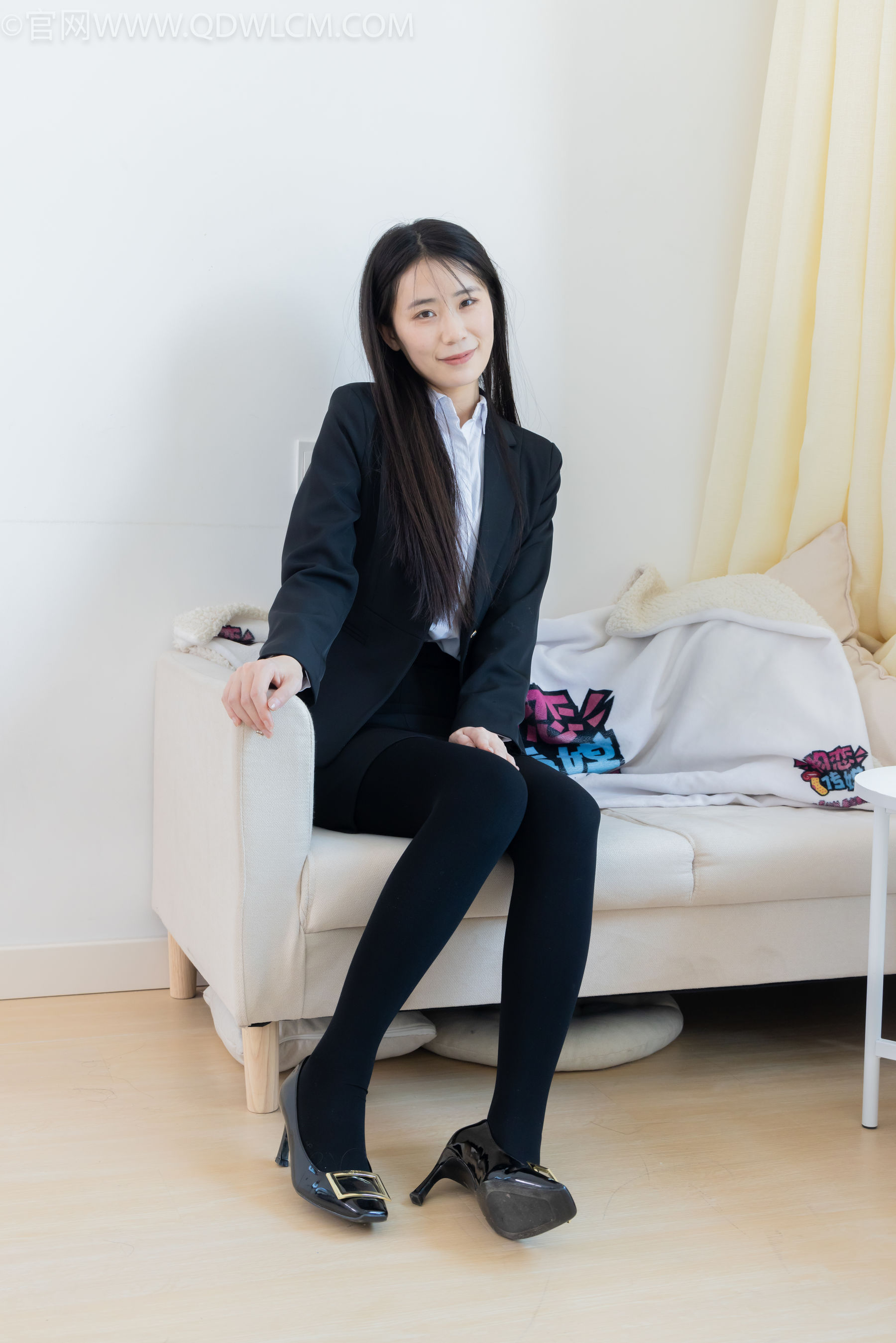 物恋传媒 No.2318 菜菜 - OL制服、高跟鞋、三双厚黑丝叠穿、袜腰展示/(177P)