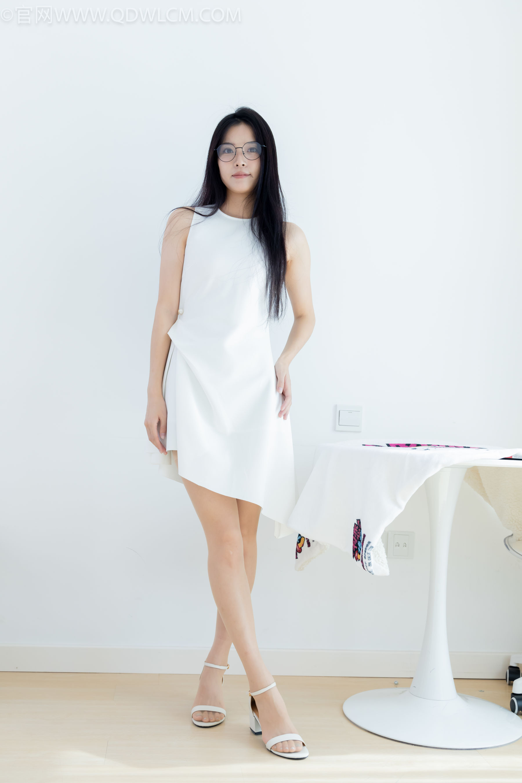 物恋传媒 No.2320 茯苓 - 凉鞋、薄肉丝、裸足、皮筋绑脚以及挠脚心剧情/(159P)