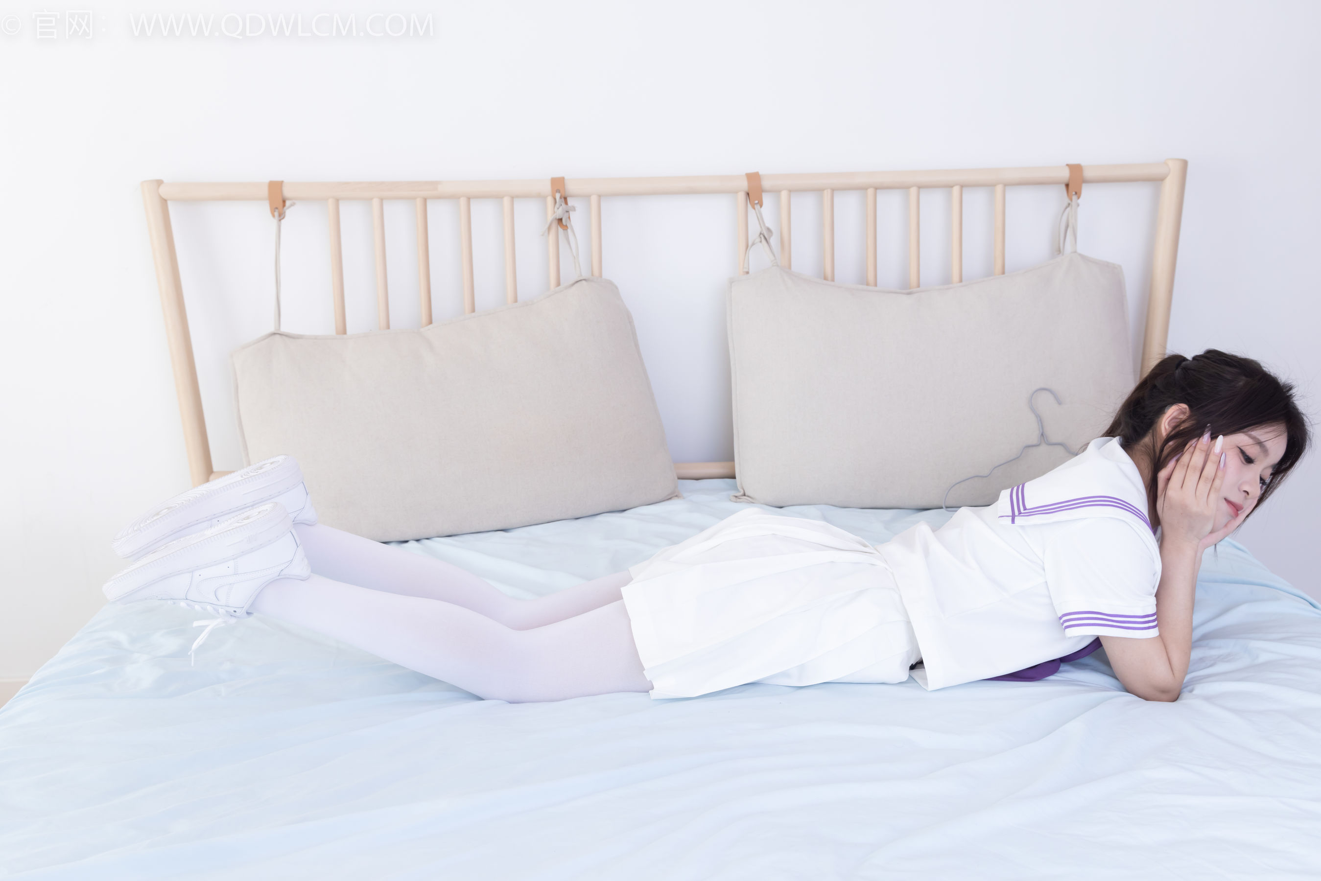 物恋传媒 No.2317 闪闪 - 板鞋、厚白丝、jk制服/(160P)