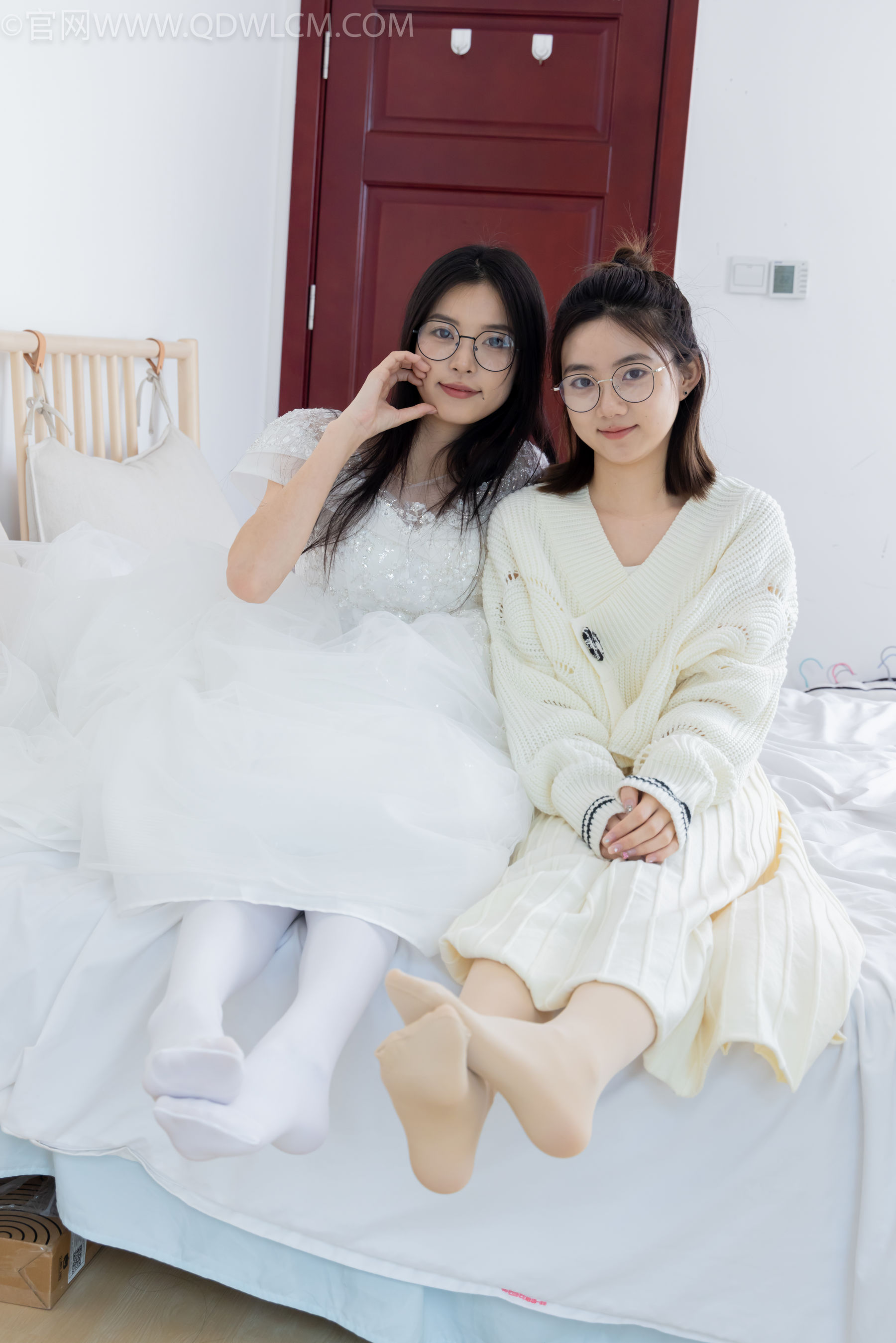 物恋传媒 No.2308 茯苓&欢欢 - 高跟鞋、马丁靴、厚白丝、厚肉丝、瑜伽动作、婚纱/(154P)