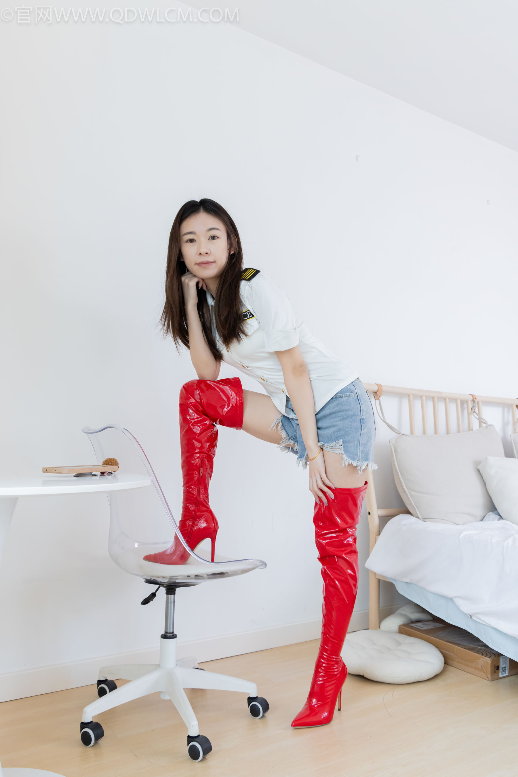 物恋传媒 No.2309 婷婷 - 高跟长靴、白棉袜、裸足/(173P)