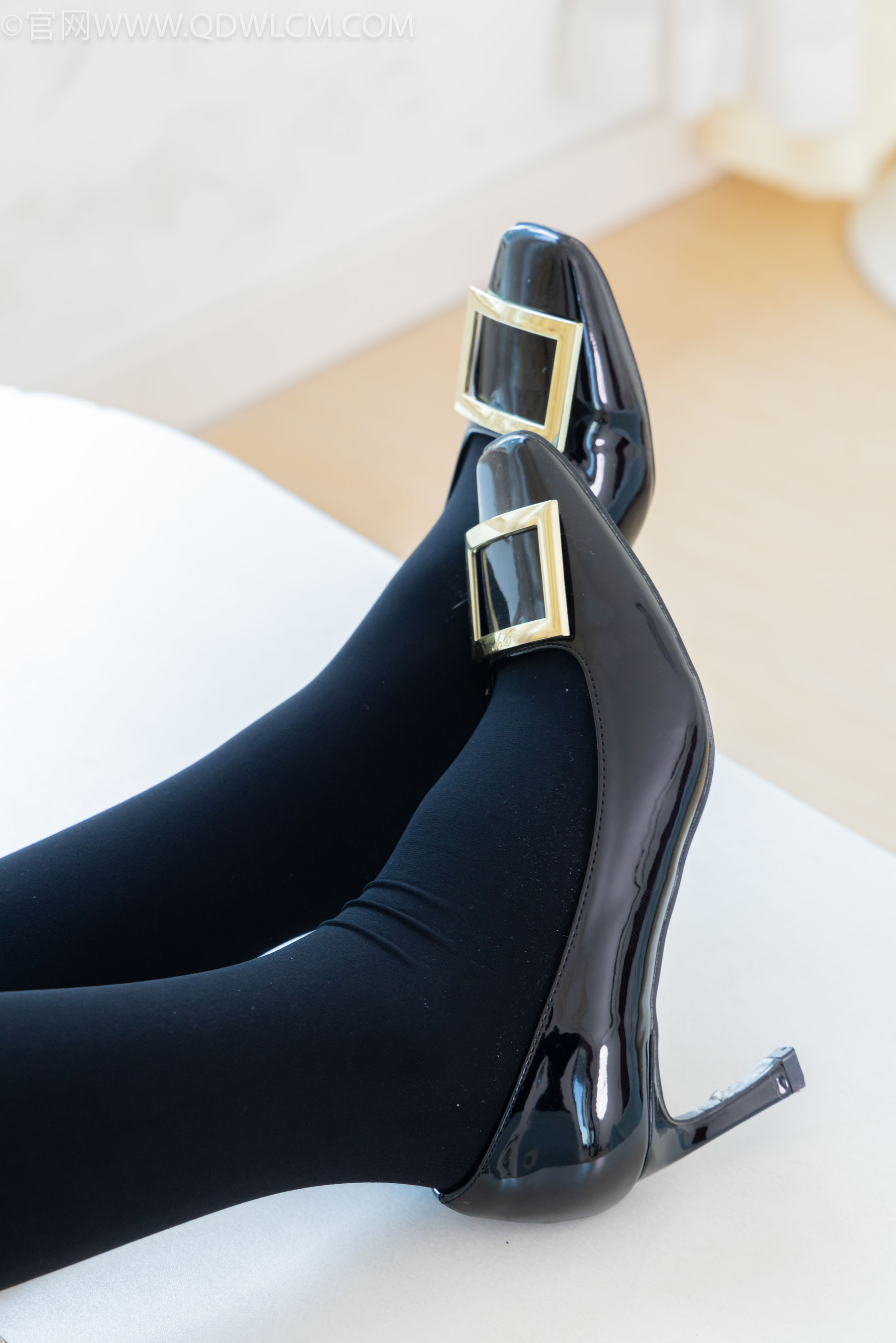 物恋传媒 No.2318 菜菜 - OL制服、高跟鞋、三双厚黑丝叠穿、袜腰展示/(177P)