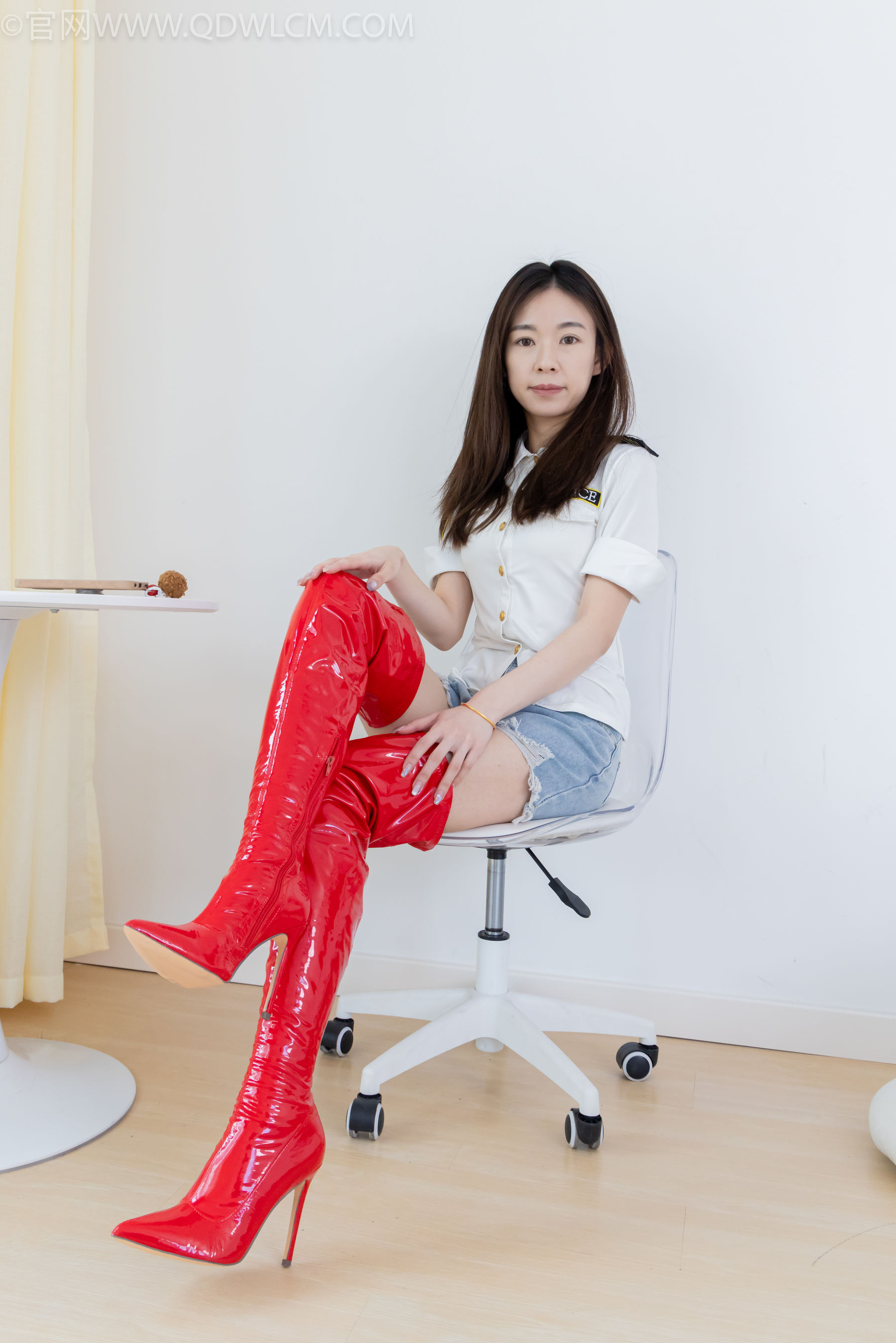 物恋传媒 No.2309 婷婷 - 高跟长靴、白棉袜、裸足/(173P)