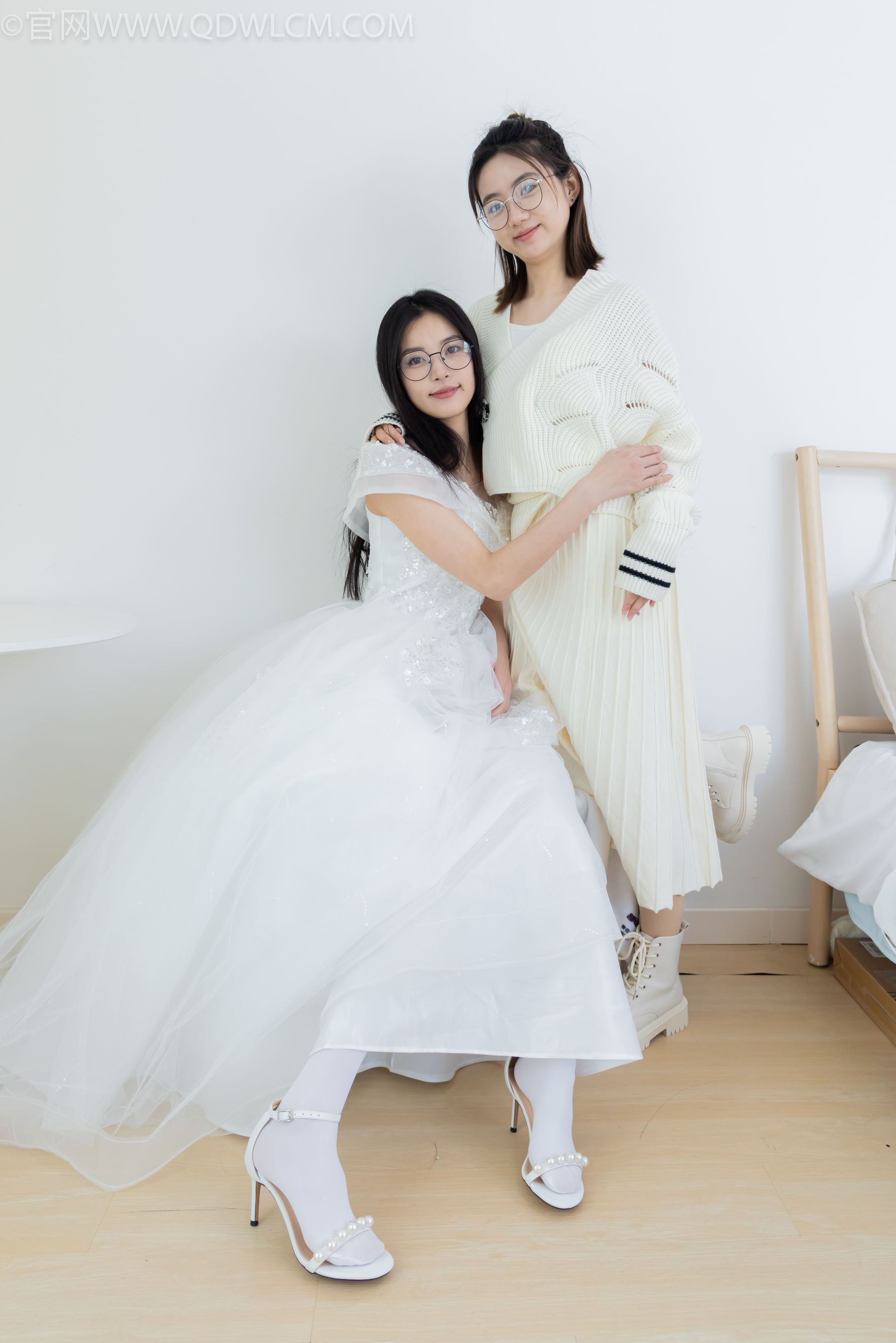 物恋传媒 No.2308 茯苓&欢欢 - 高跟鞋、马丁靴、厚白丝、厚肉丝、瑜伽动作、婚纱/(154P)