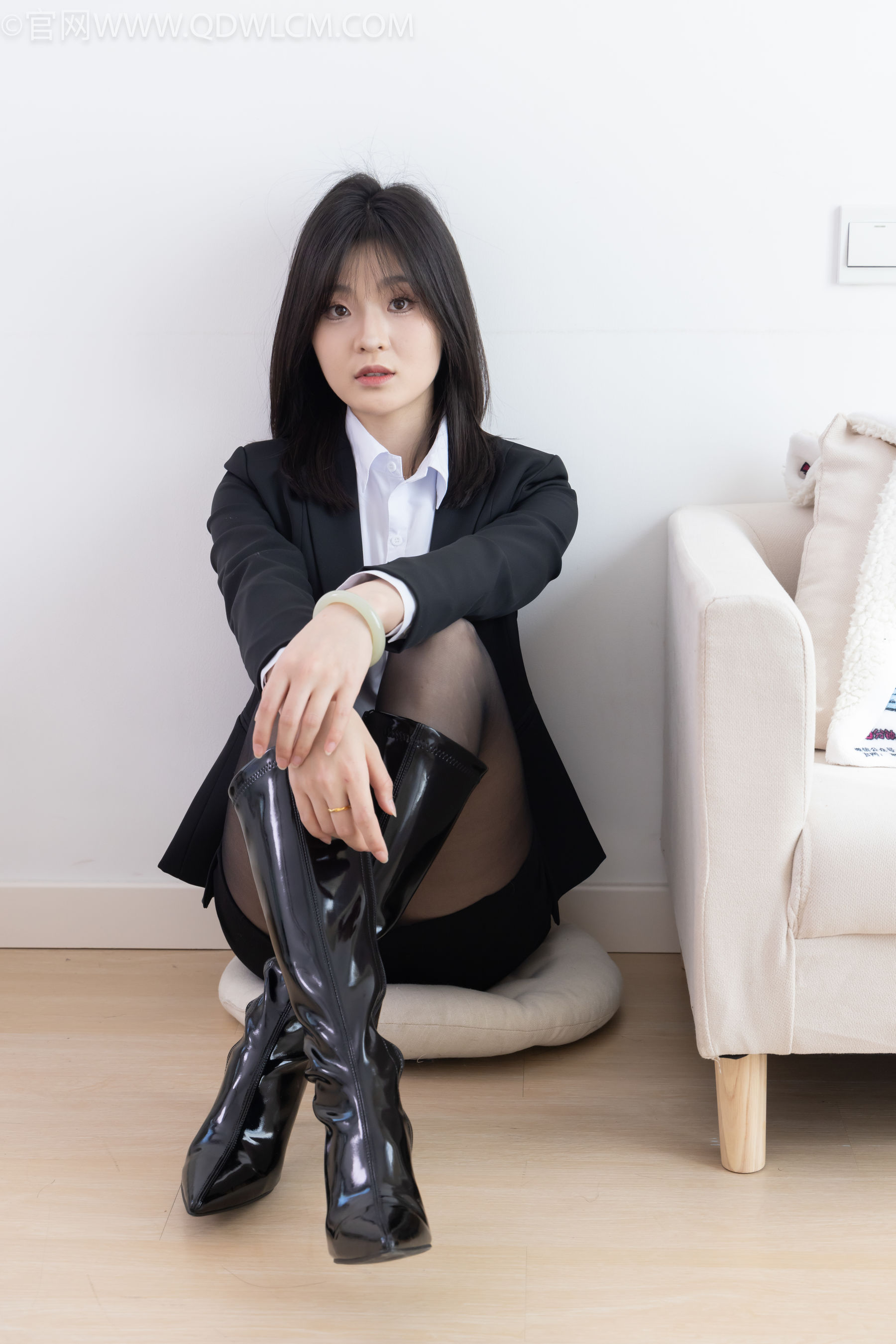 物恋传媒 No.2306 青柠 - 高跟长靴、薄黑丝、ol制服/(260P)