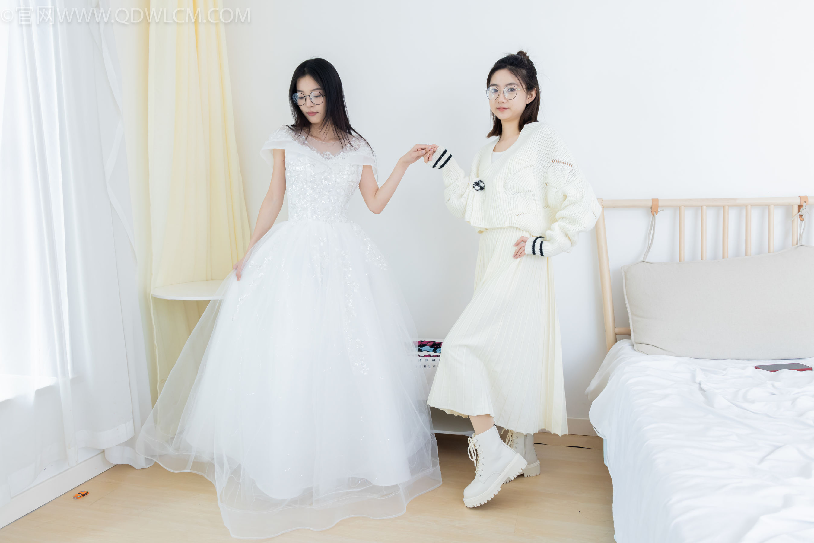 物恋传媒 No.2308 茯苓&欢欢 - 高跟鞋、马丁靴、厚白丝、厚肉丝、瑜伽动作、婚纱/(154P)