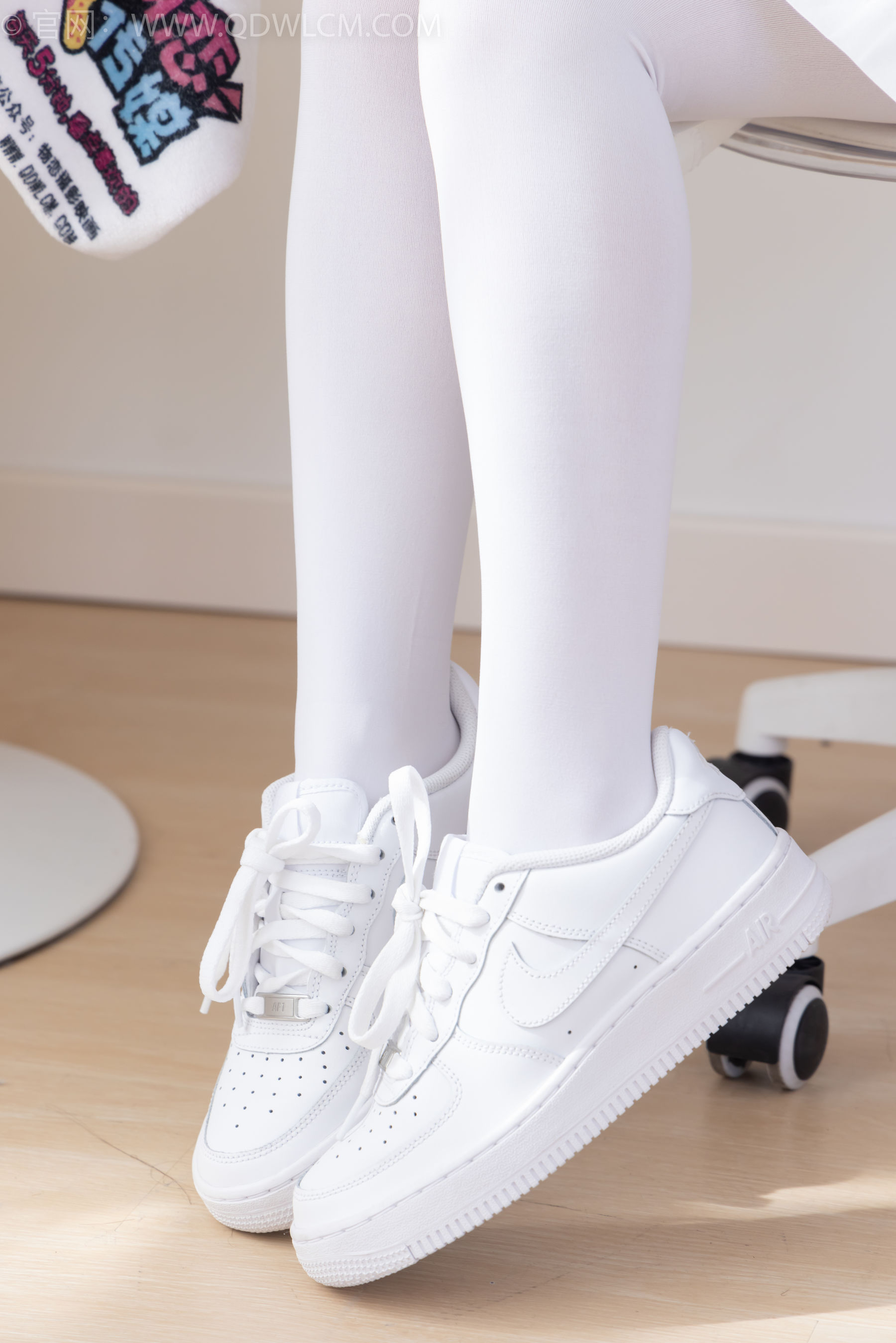 物恋传媒 No.2317 闪闪 - 板鞋、厚白丝、jk制服/(160P)