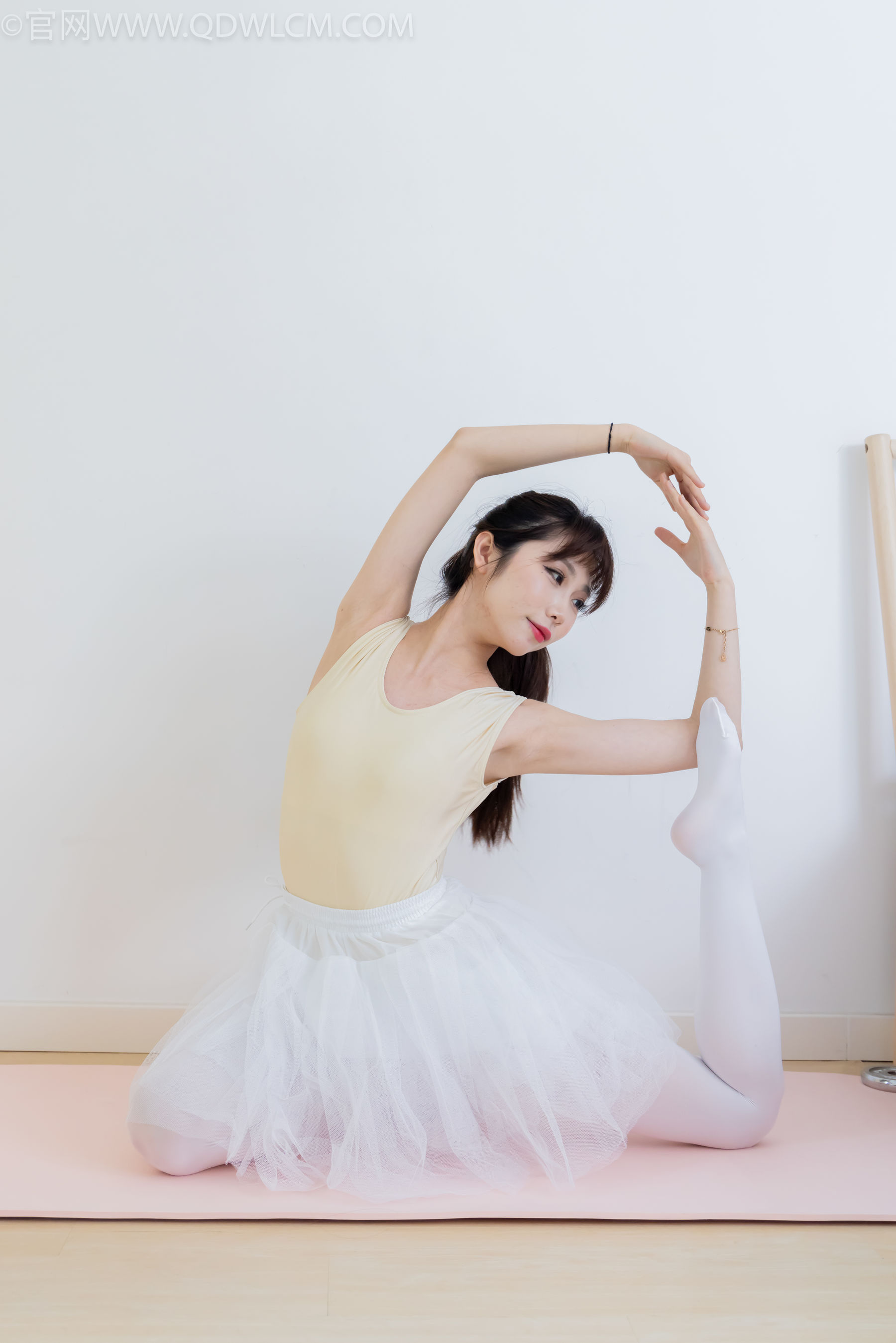 物恋传媒 No.2307 泡泡 - 芭蕾鞋、厚白丝、芭蕾动作、皮筋绑脚剧情/(166P)