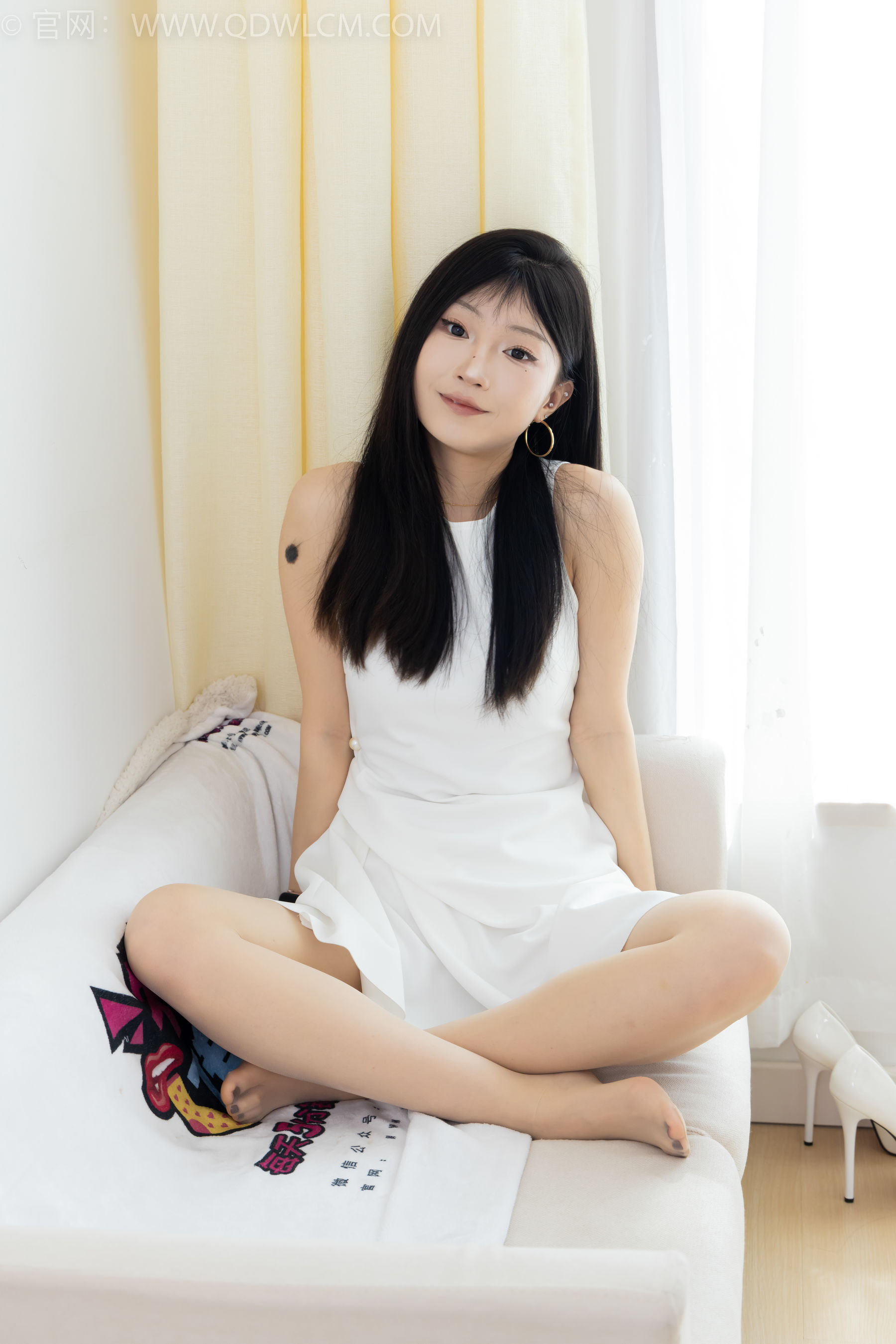 物恋传媒 No.2311 嘟嘟 - 高跟鞋、薄肉丝、气垫梳老头乐挠脚剧情/(170P)