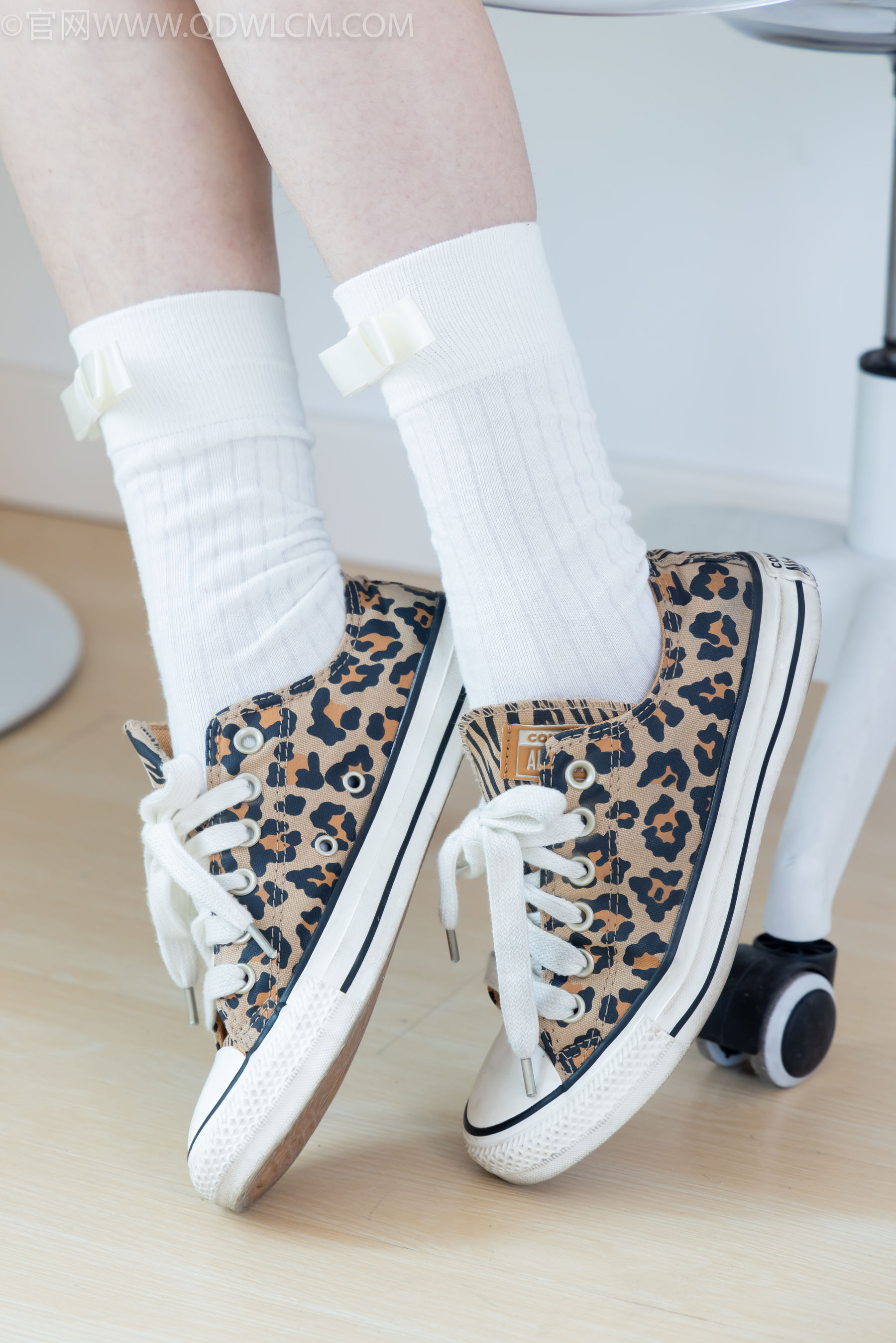 物恋传媒 No.2319 小左 - 帆布鞋、白棉袜、裸足/(155P)