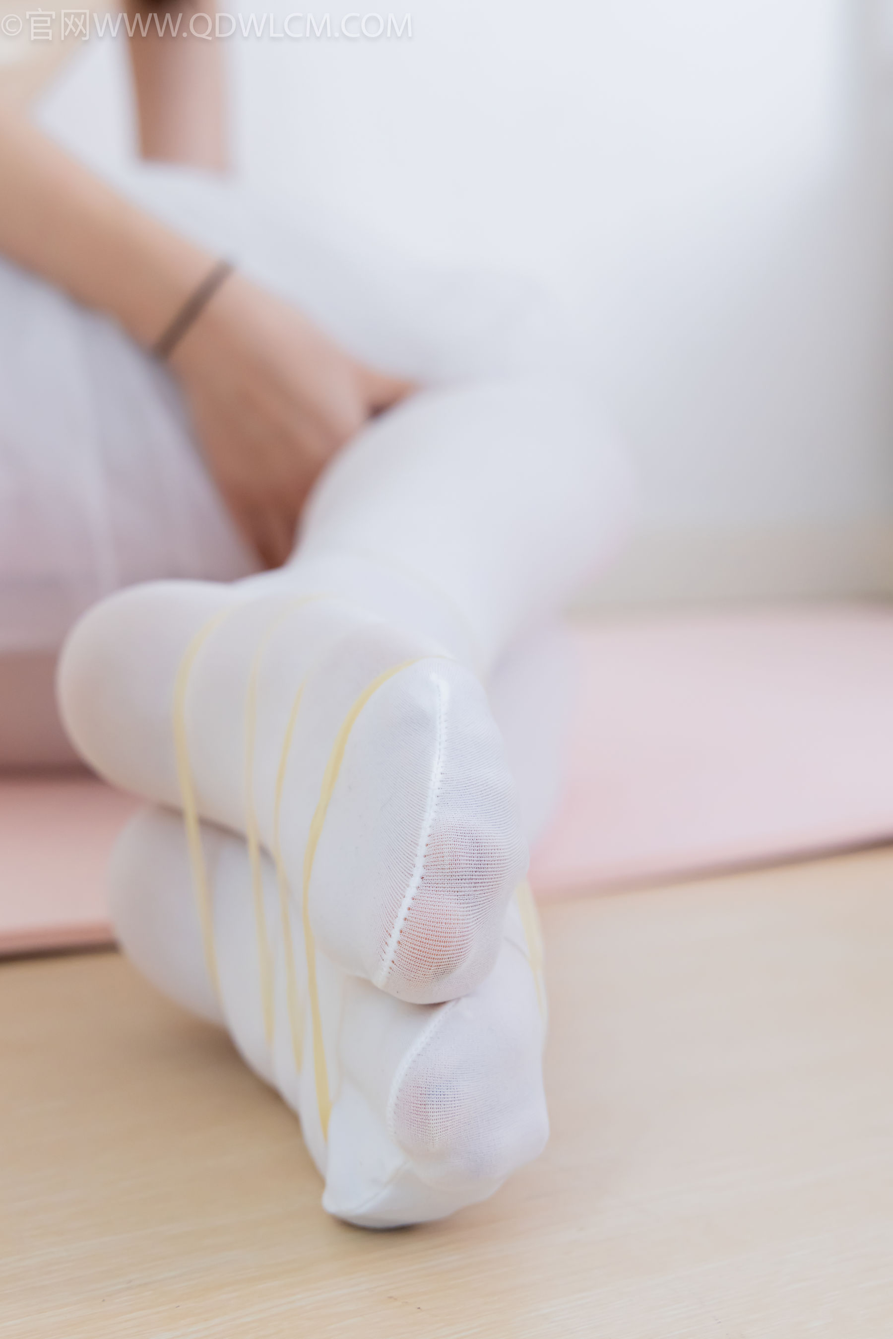 物恋传媒 No.2307 泡泡 - 芭蕾鞋、厚白丝、芭蕾动作、皮筋绑脚剧情/(166P)