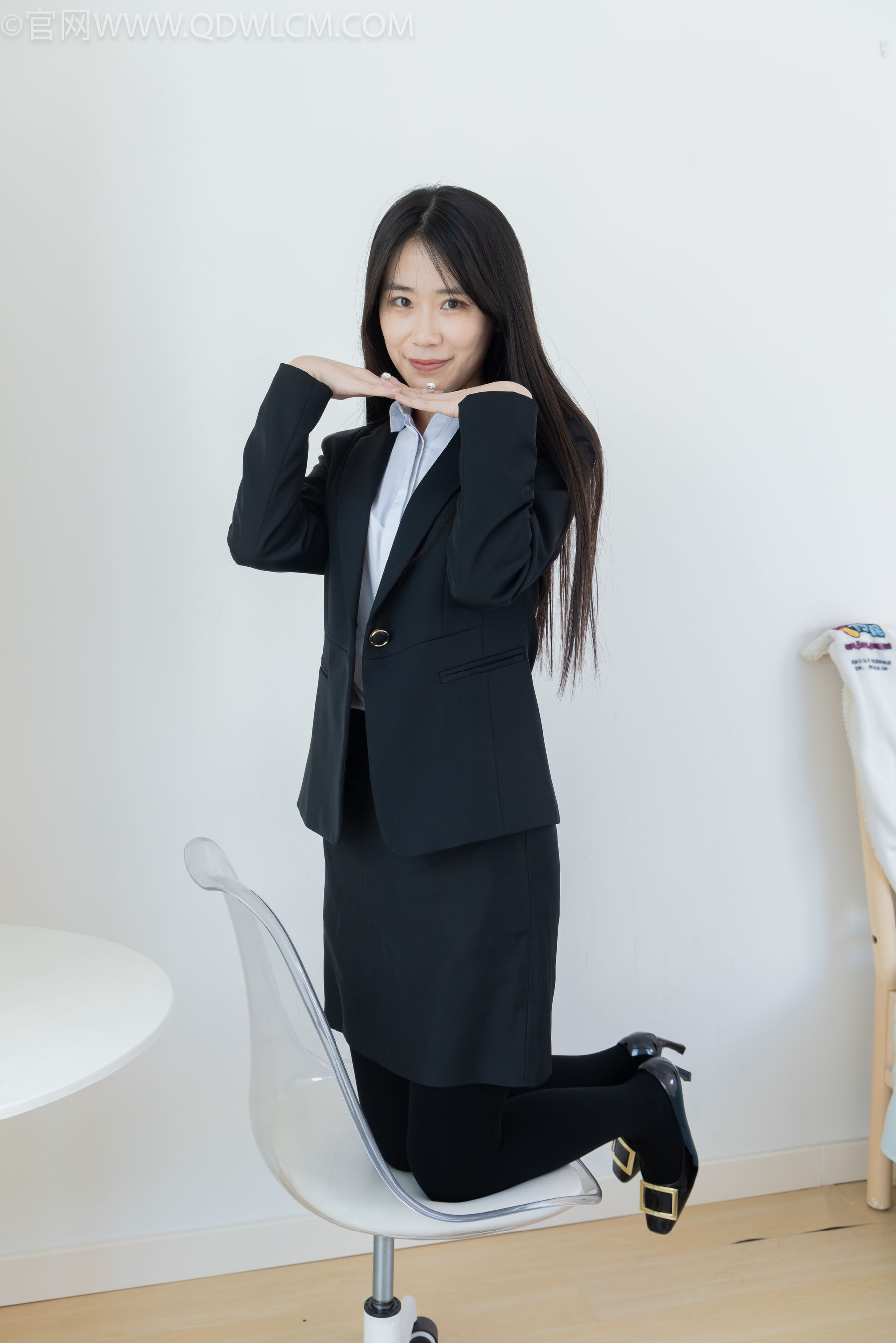 物恋传媒 No.2318 菜菜 - OL制服、高跟鞋、三双厚黑丝叠穿、袜腰展示/(177P)