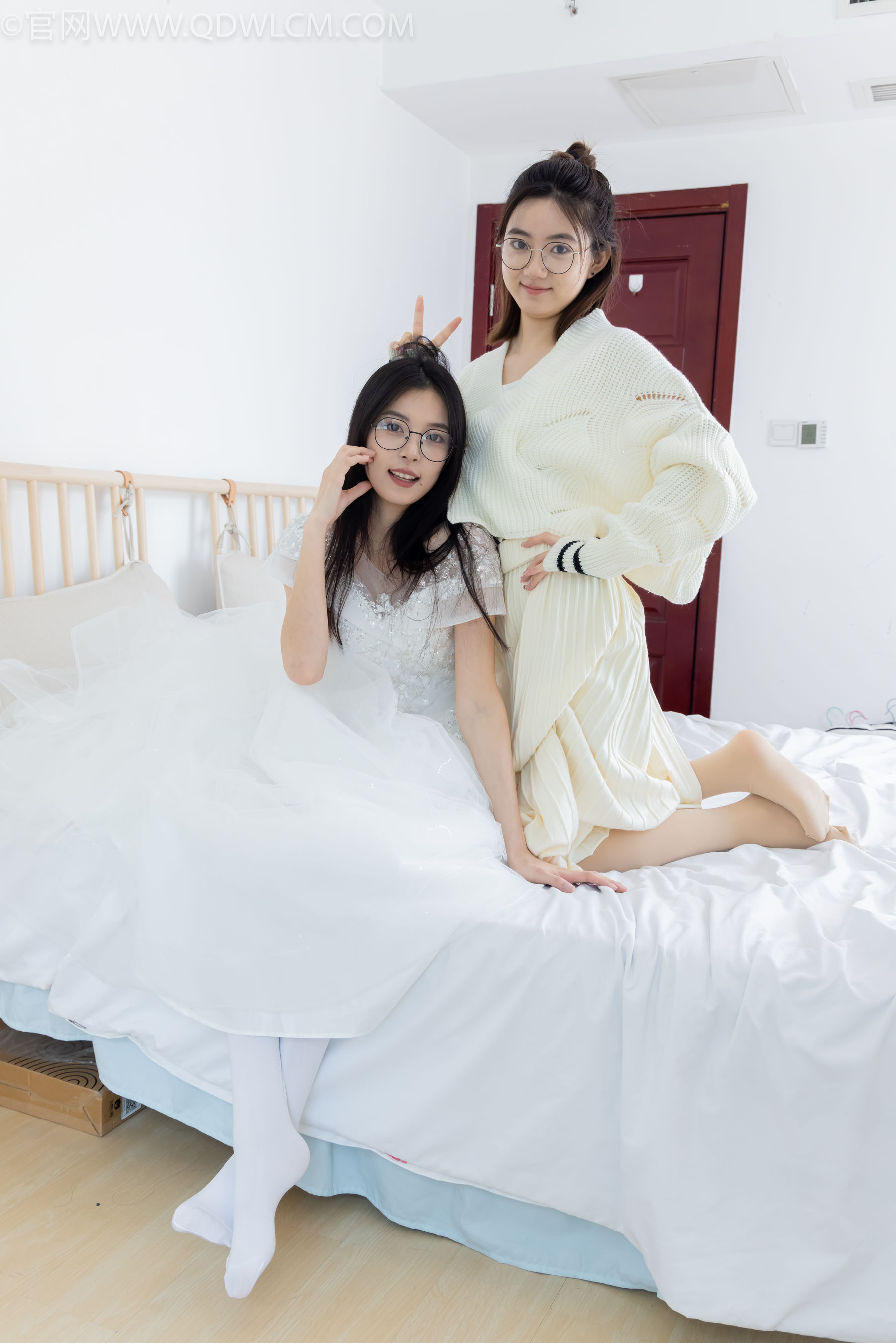 物恋传媒 No.2308 茯苓&欢欢 - 高跟鞋、马丁靴、厚白丝、厚肉丝、瑜伽动作、婚纱/(154P)