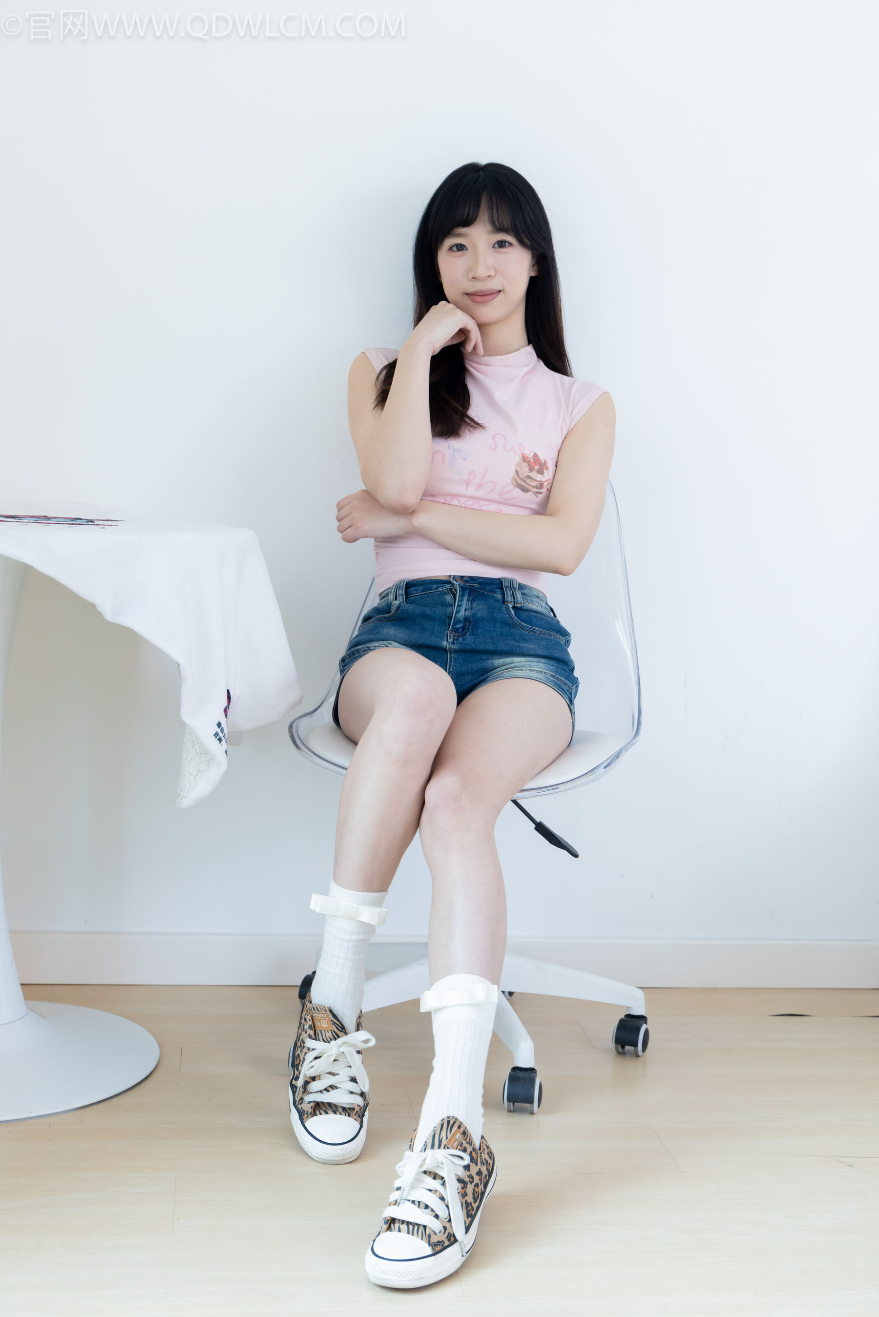 物恋传媒 No.2319 小左 - 帆布鞋、白棉袜、裸足/(155P)