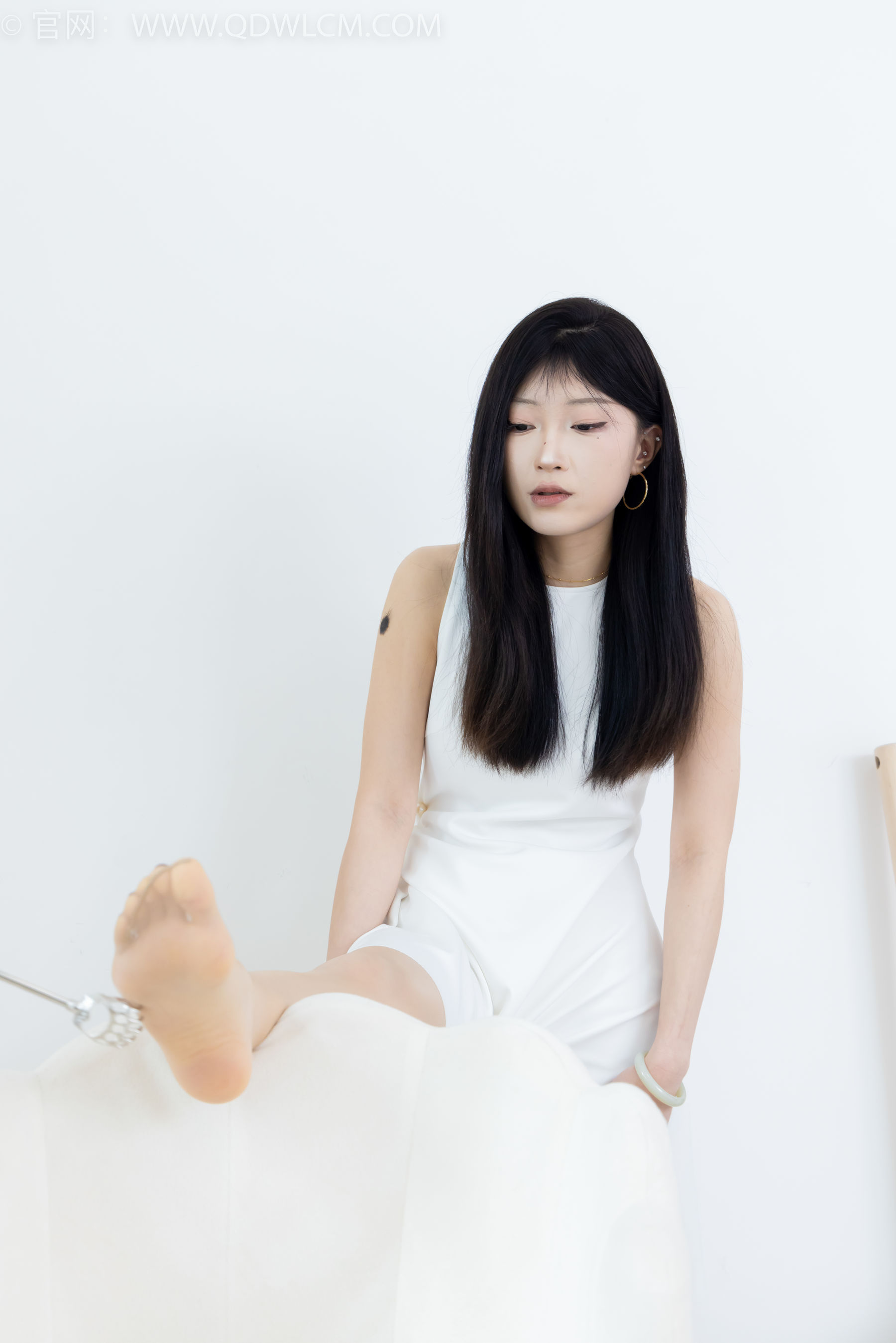 物恋传媒 No.2311 嘟嘟 - 高跟鞋、薄肉丝、气垫梳老头乐挠脚剧情/(170P)